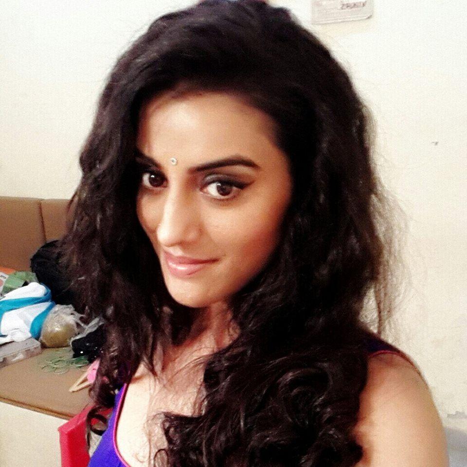960x960 Akshara Singh Picture, Wallpaper, Photo, hot pics, and bold picture collections Series, Movies, Serial, Music and Artist