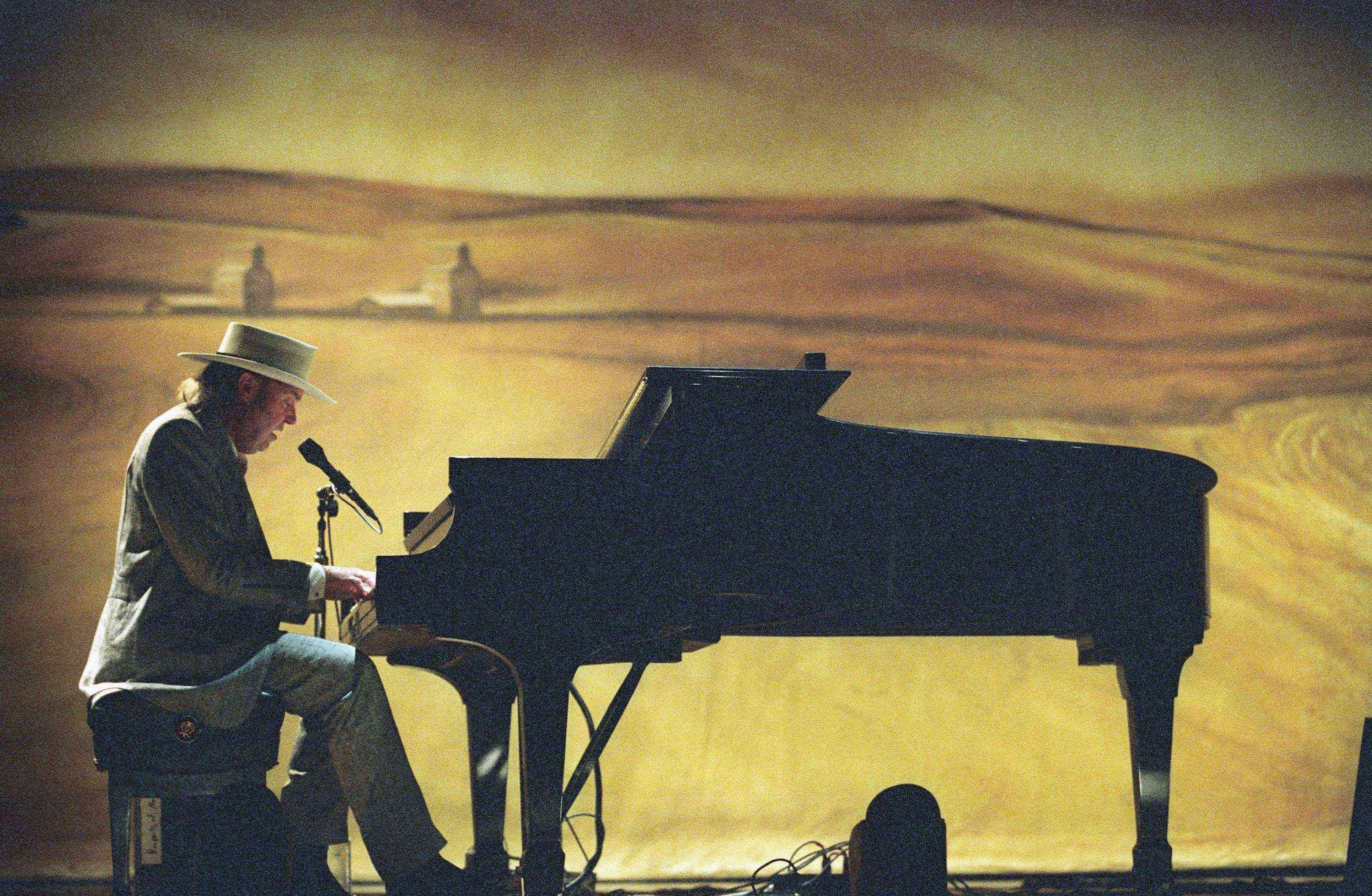 3000x1959 Neil Young
