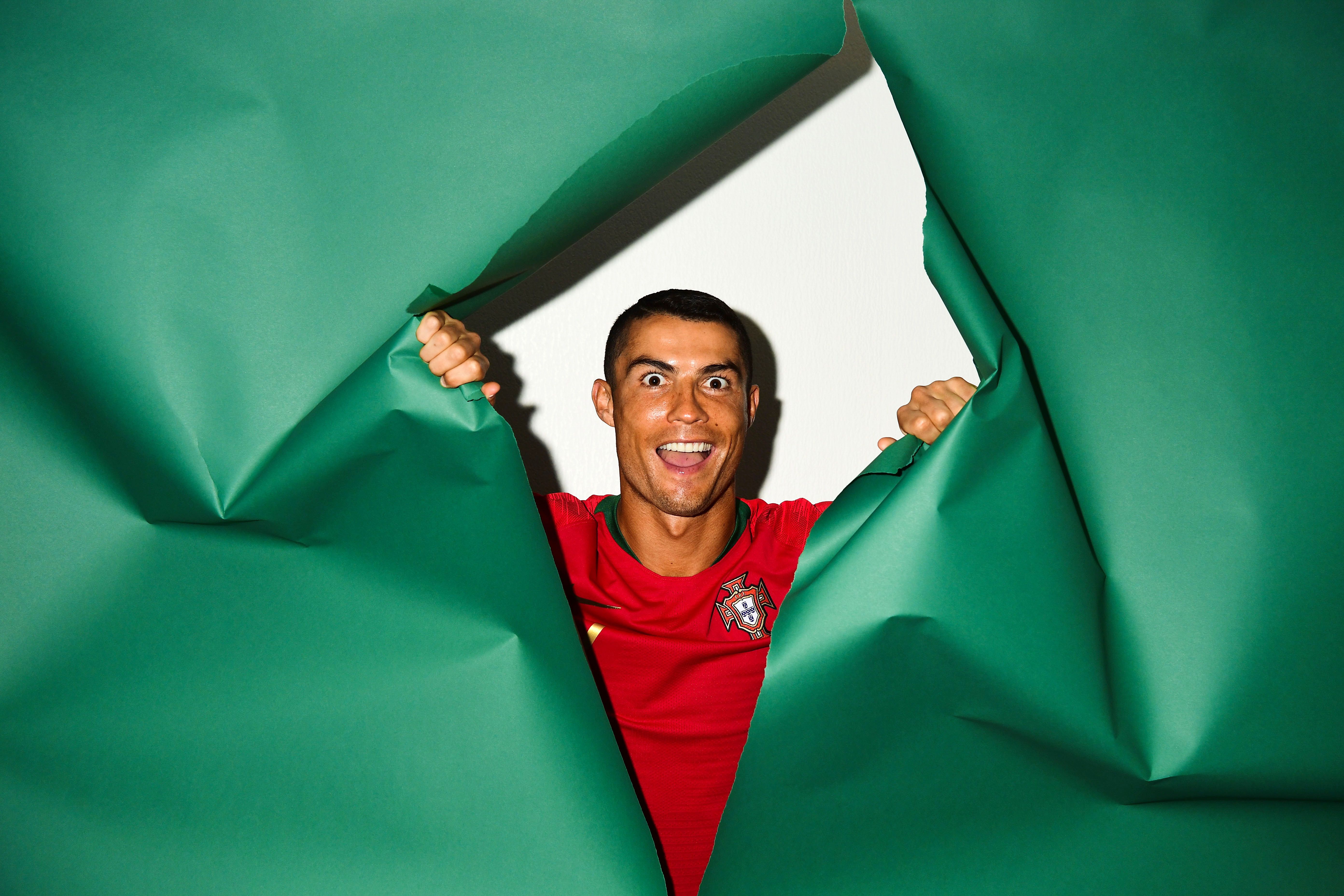 5568x3712 Funny face of football player Cristiano Ronaldo on a green background Desktop wallpaper 1024x1024