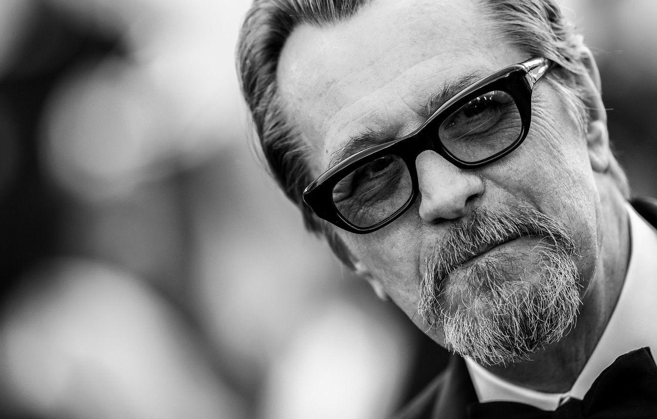1332x850 Wallpaper look, pose, glasses, actor, black and white, Gary Oldman, filmmaker, Gary Oldman image for desktop, section мужчины