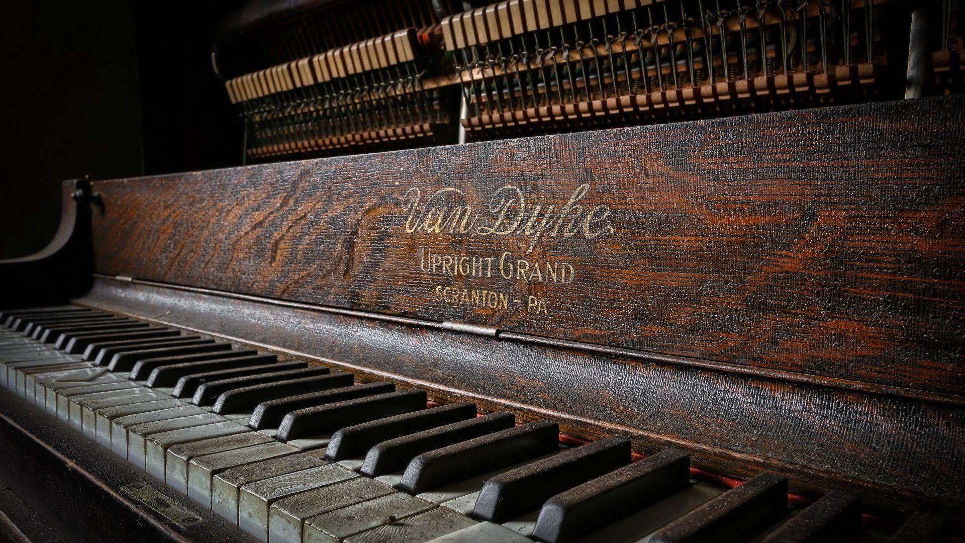 1920x1080 Old Piano Wallpaper
