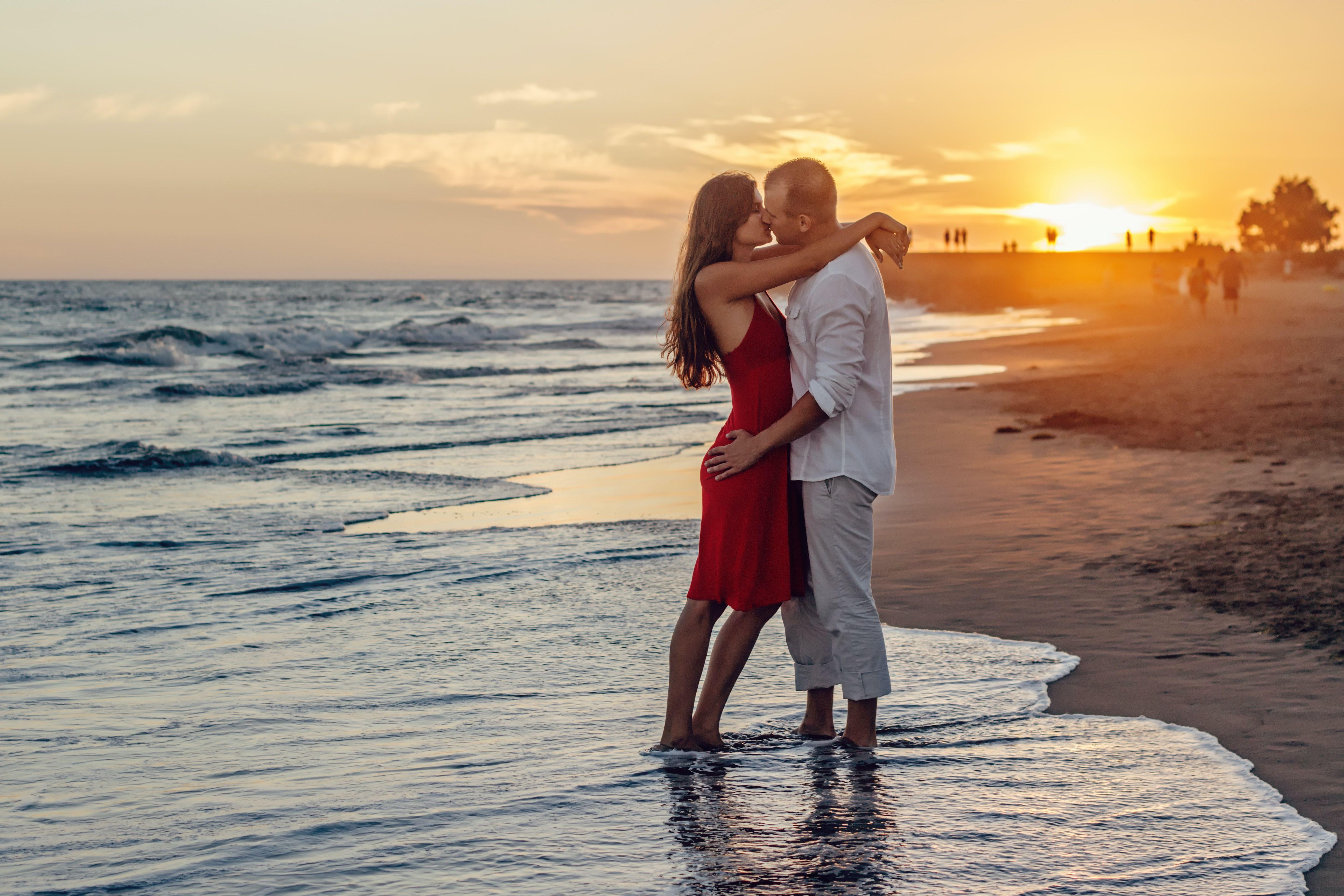 5184x3456 Couple Kissing on Beach during Golden Hour · Free