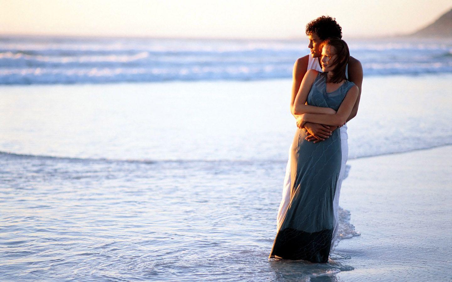 1440x900 Romantic Couple In Sea Beach HD Wallpaper