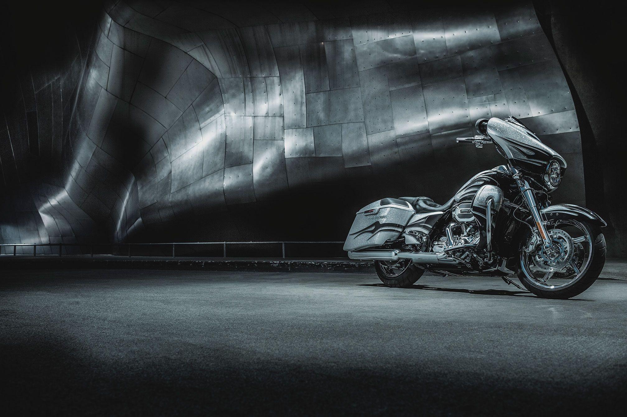 2015x1343 Harley Davidson FLHXSE CVO Street Glide Review