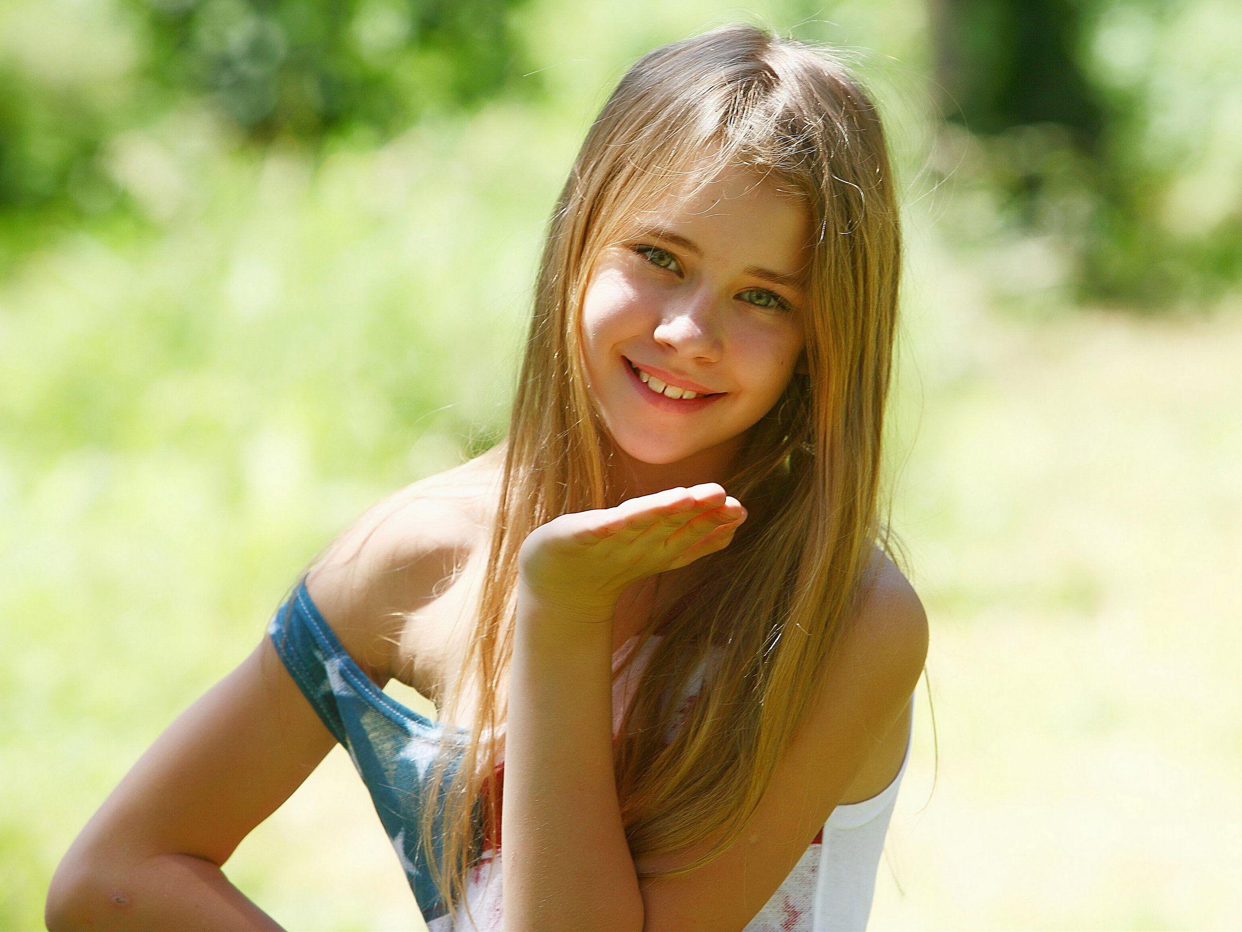 2560x1920 Hannaf hand kiss blonde girl wallpaper. Hannaf hand kiss blonde girl