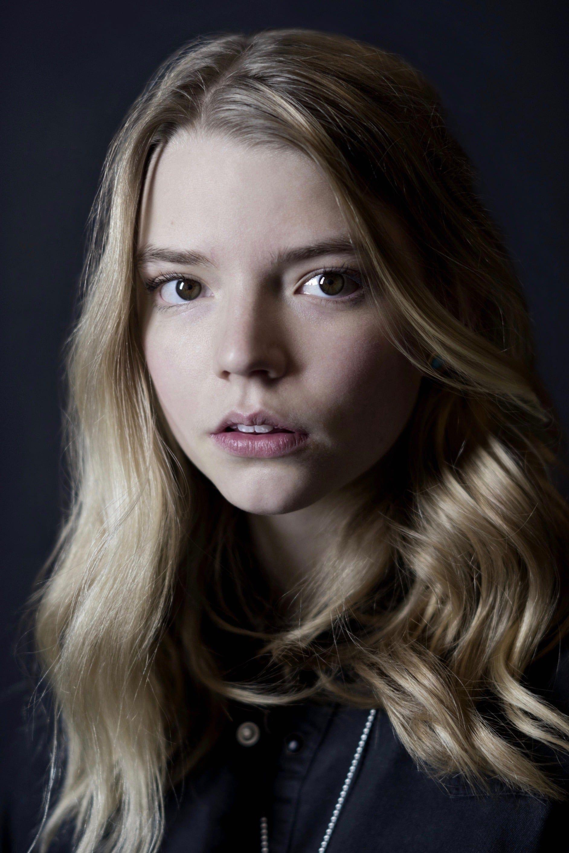 1884x2826 Anya Taylor Joy Blonde Women Face Simple Background Actress Long Hair Wallpaper:1884x2826