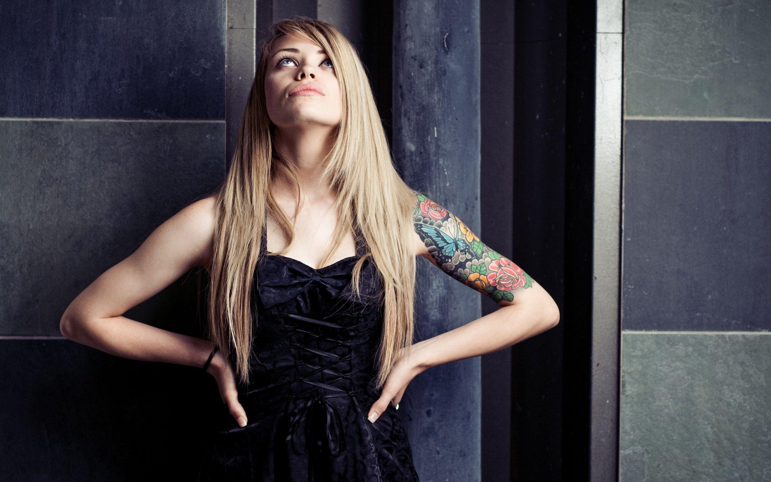 2560x1600 Blonde Girl Awesome Flowers Sleeve Tattoos Desktop Wallpaper