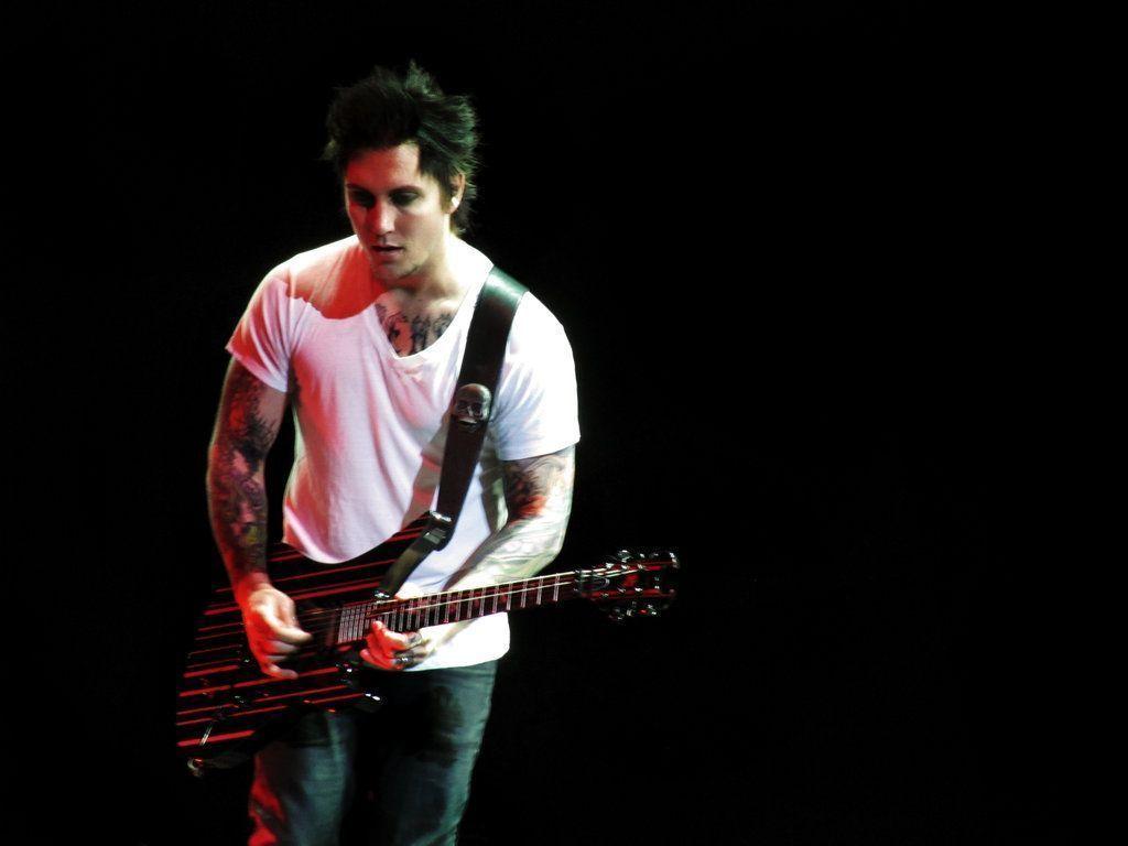 1024x768 Synyster Gates HD Wallpaper