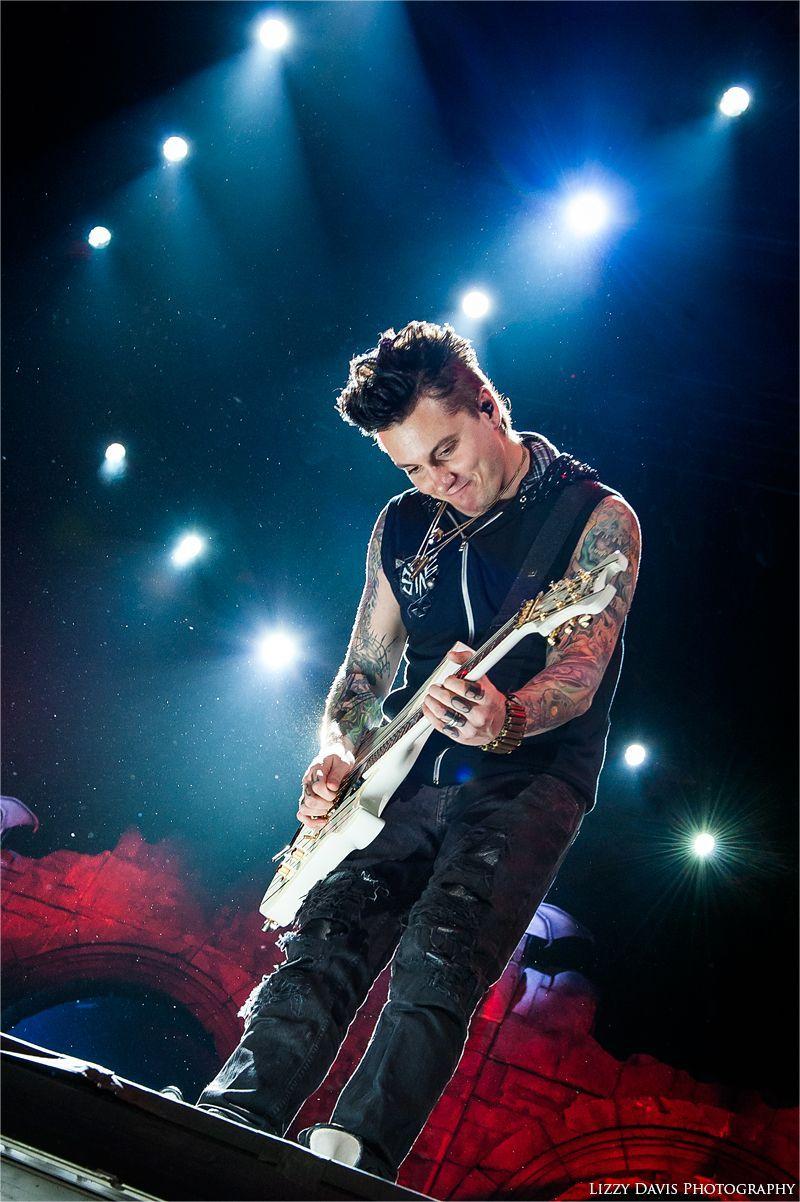 800x1202 Synyster Gates, Avenged Sevenfold (A7X). Rockstar Mayhem Festival 2014. Bristow, VA. Lizzy Dav. Avenged sevenfold wallpaper, Avenged sevenfold, Synyster gates