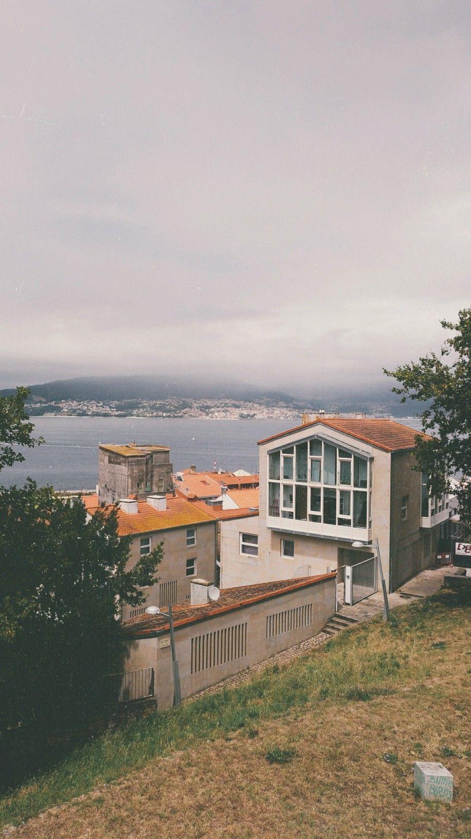 916x1632 The beauty of the town of Vigo, Galicia, Spain lockscreen