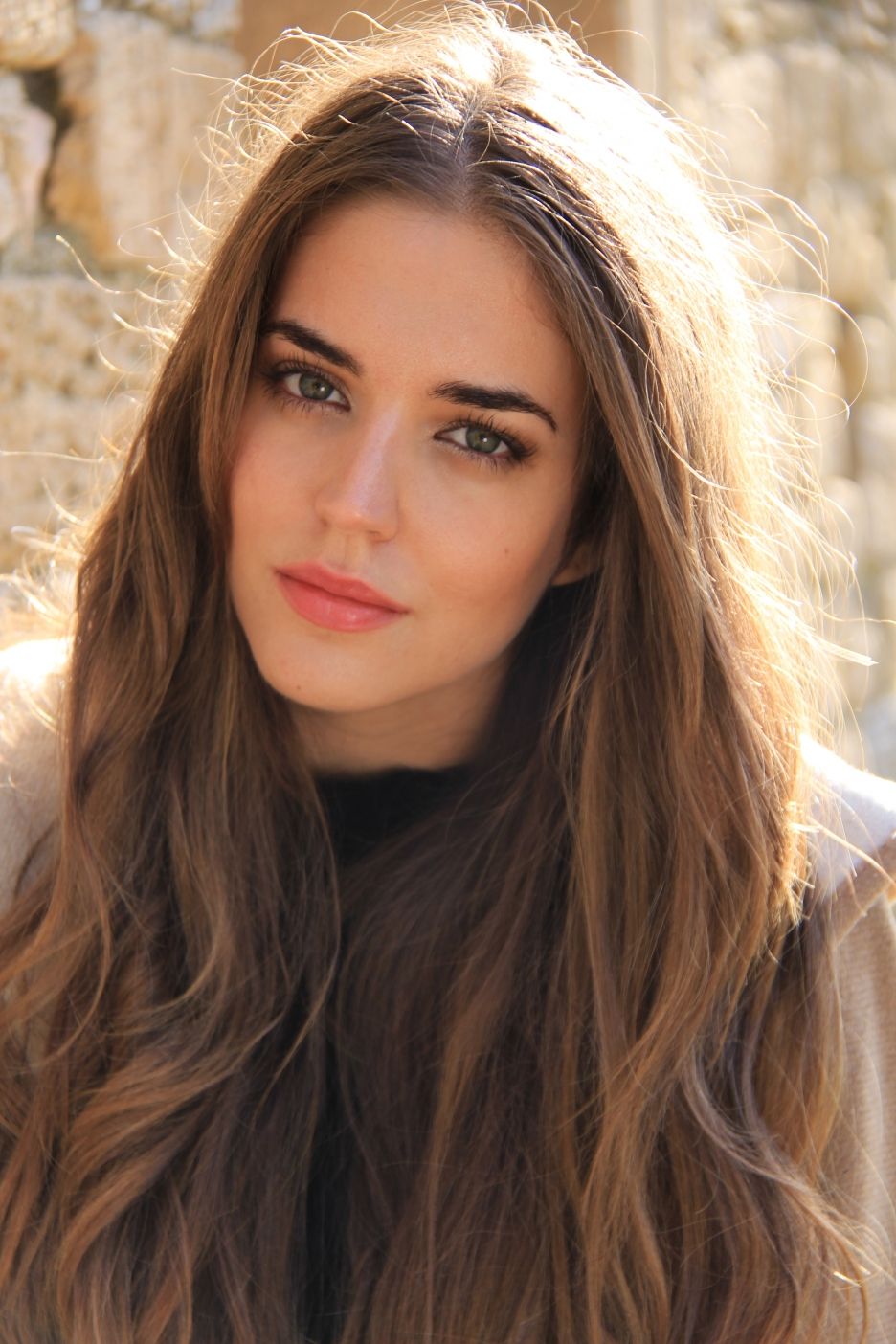 936x1404 Spanish Girl Wallpaper