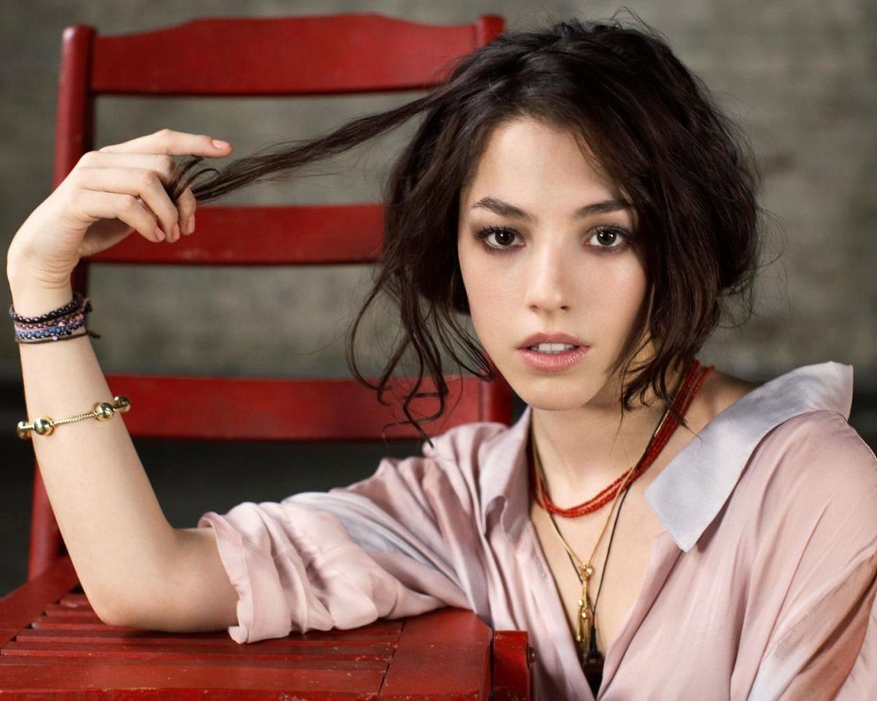1280x1024 Spanish brunette girl put her hand on the red chair Desktop wallpaper 1280x1024
