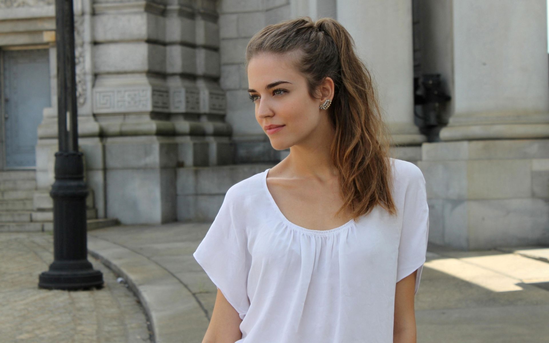 1920x1200 HD Wallpaper of Clara Alonso: Captivating Spanish Beautyx1200