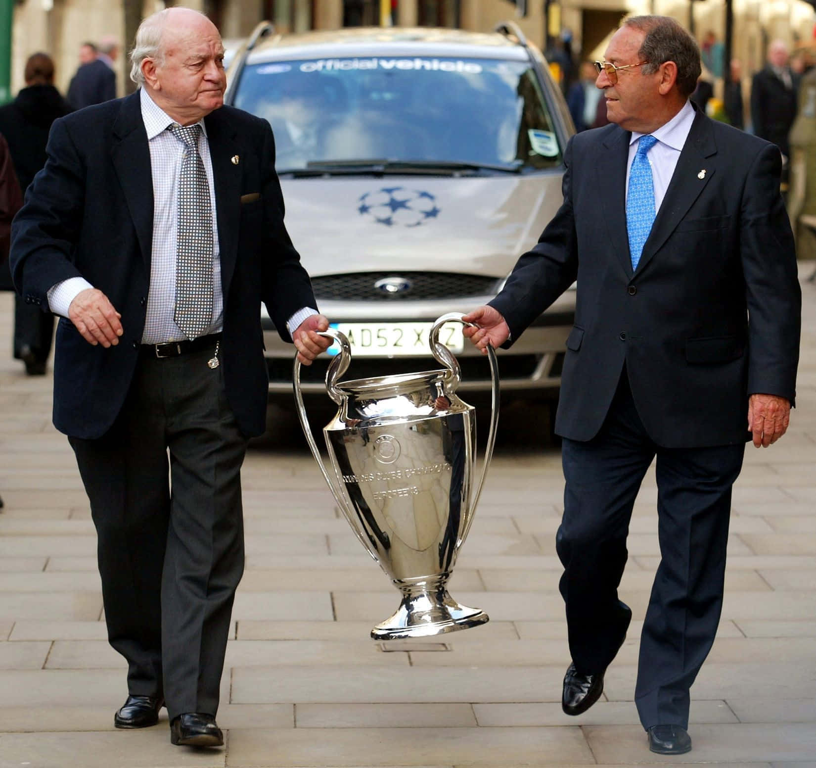 1650x1552 Download Francisco Gento And Alfredo Di Stéfano Carrying The UEFA Champions League Trophy Wallpaper