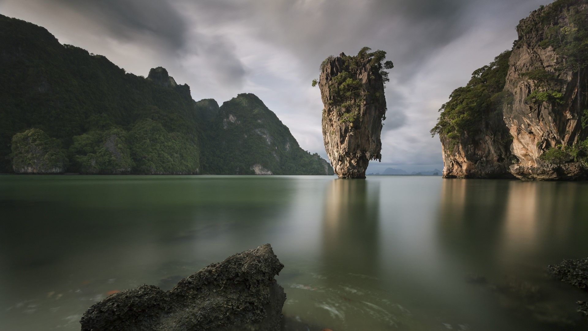 1920x1080 Windows 10 “James Bond Island” Lock Screen BondMovies.com: The James Bond Movies