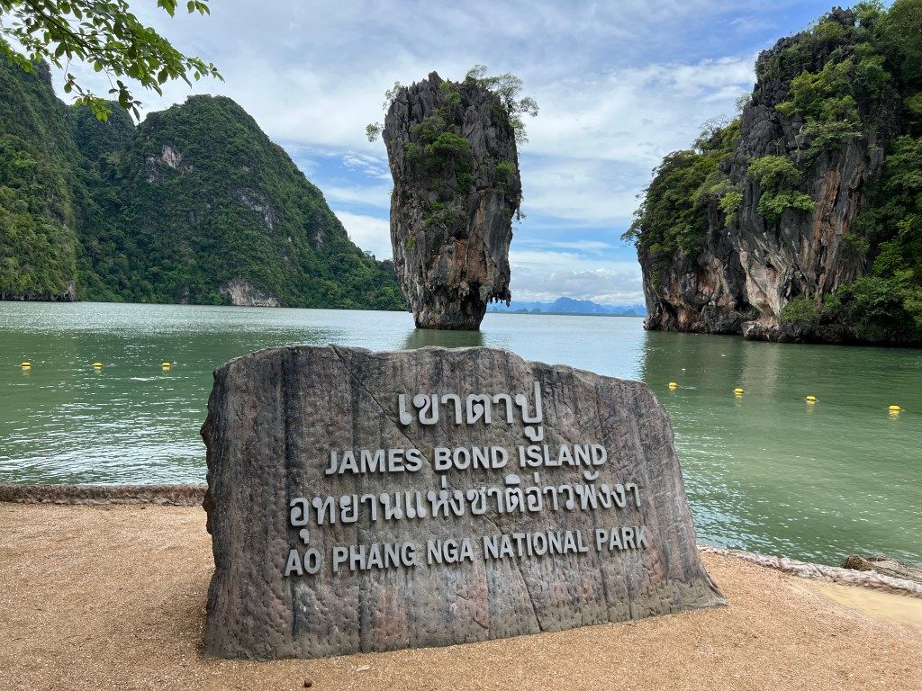 1024x768 Wandering James Bond Island with your best pistol pose!