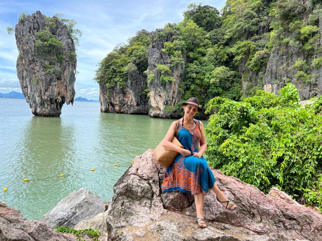 1024x768 Wandering James Bond Island with your best pistol pose!