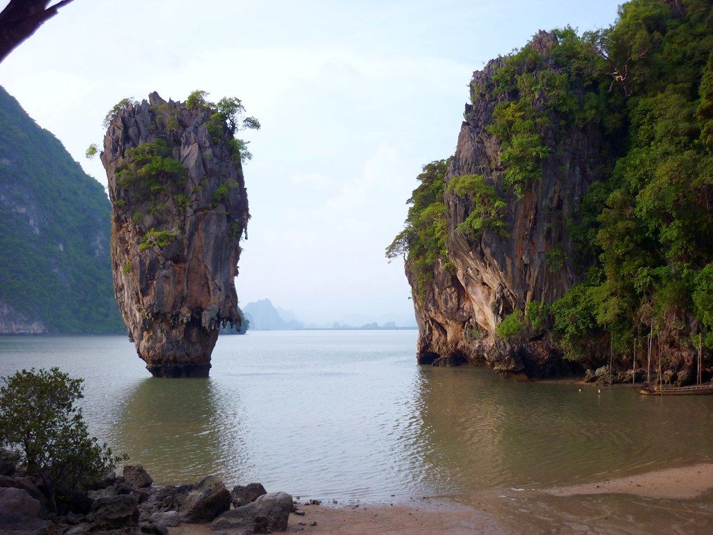 1024x768 james bond island. pizzo76.