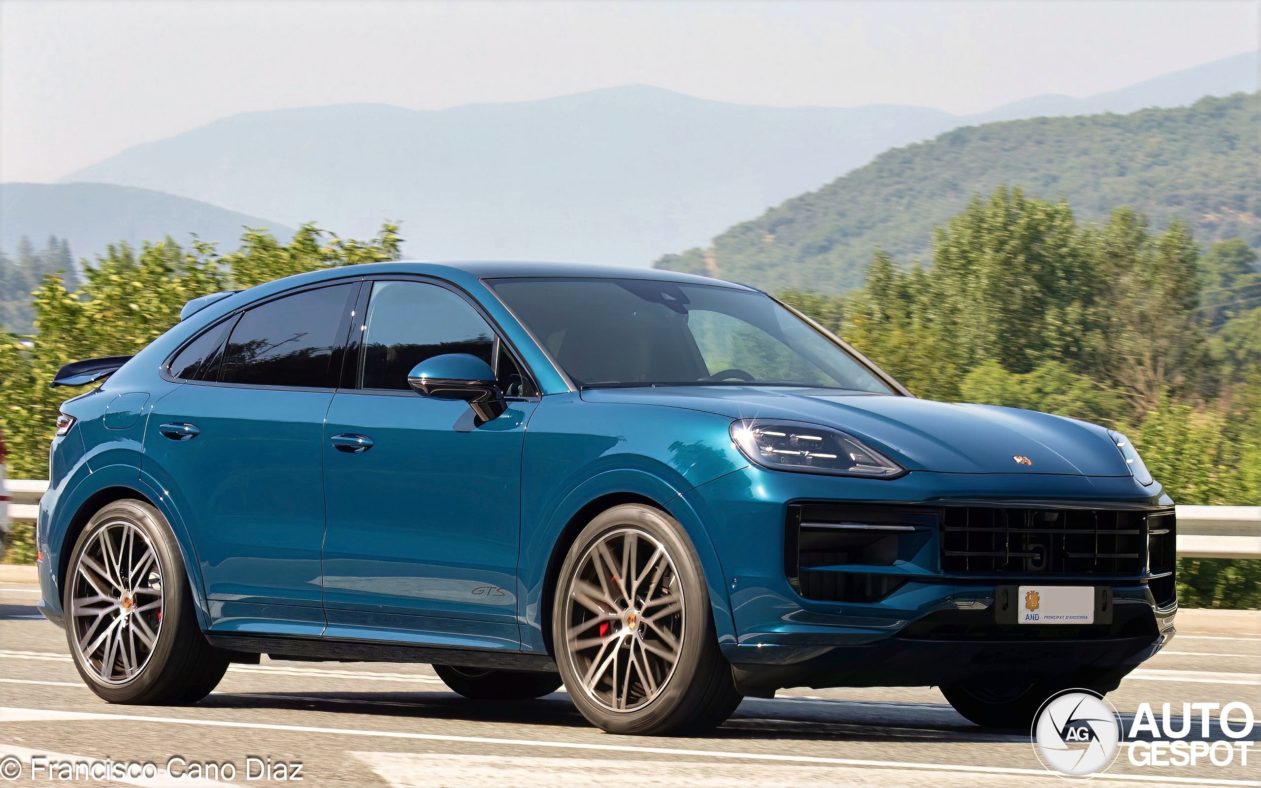2560x1600 Porsche Cayenne Coupé GTS MkII November 2025