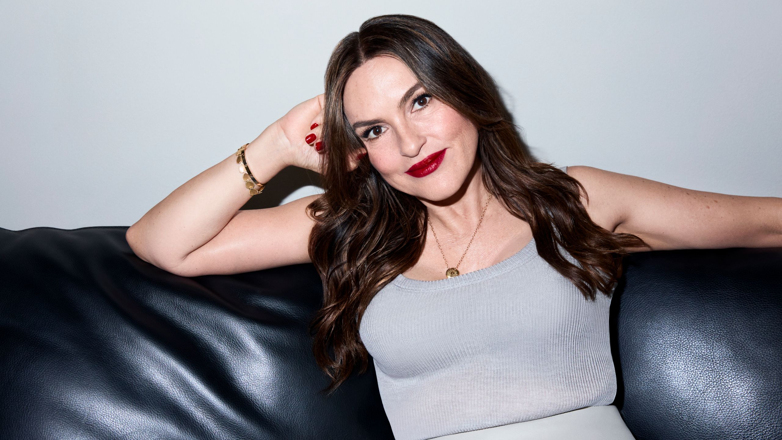 2560x1440 Mariska Hargitay Is Calling the Shots—Interview 2025