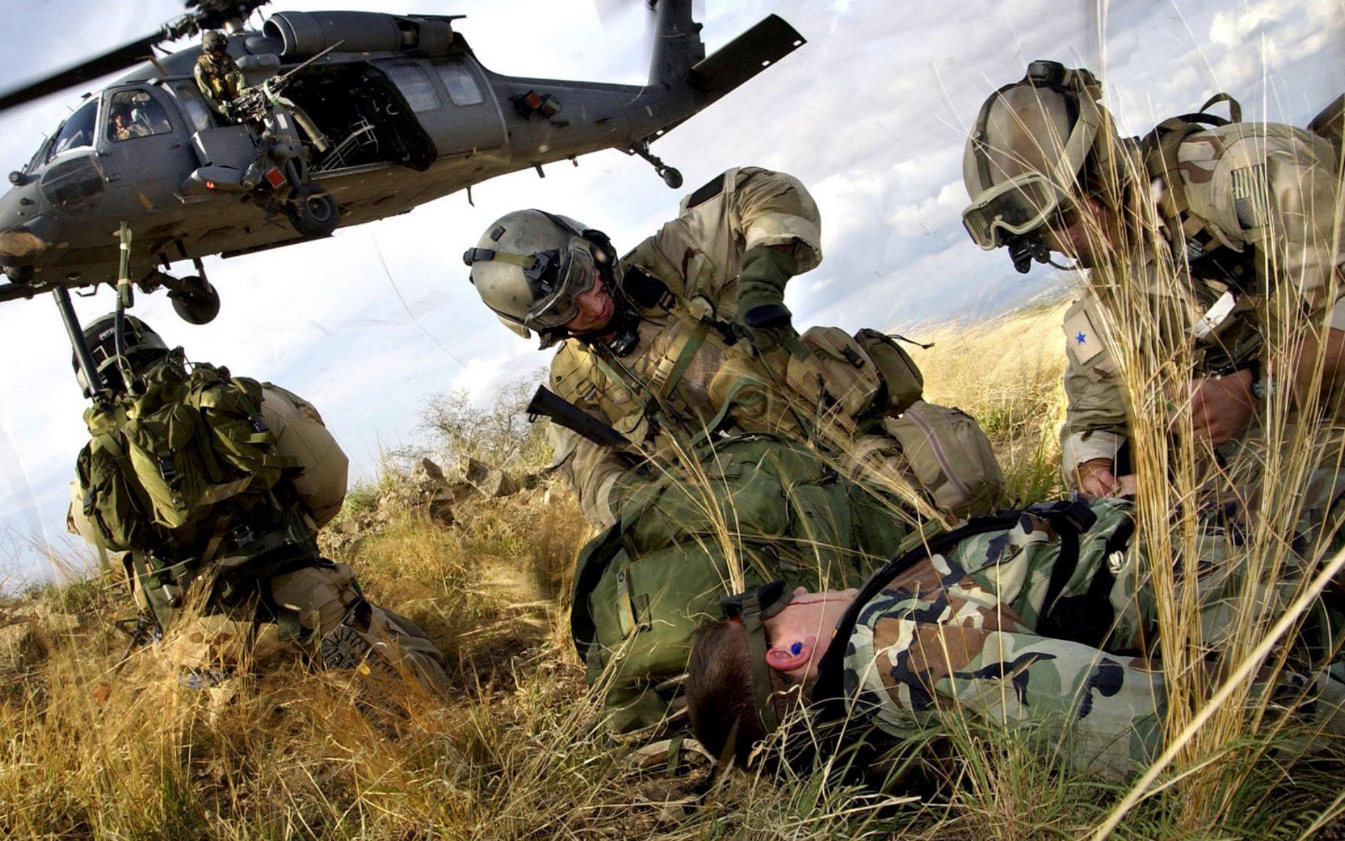 1920x1200 Tactical Medevac: Soldiers & Chopper