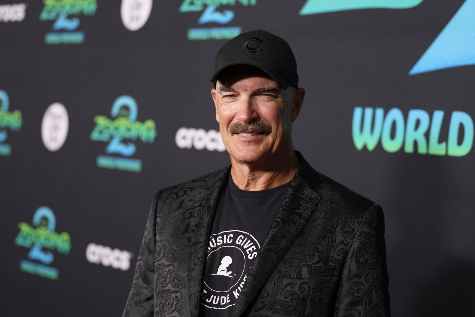 1600x1067 Patrick Warburton Celebrates THE EMPEROR'S NEW GROOVE