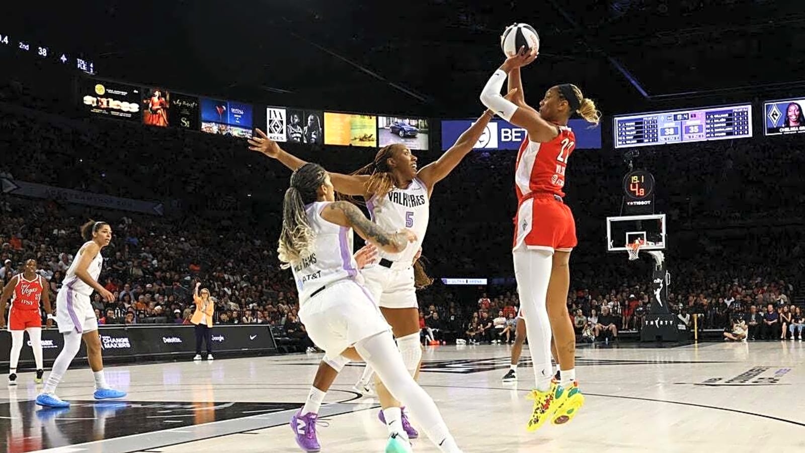 1600x900 Aces hold off Valkyries behind A'ja Wilson, Jackie Young