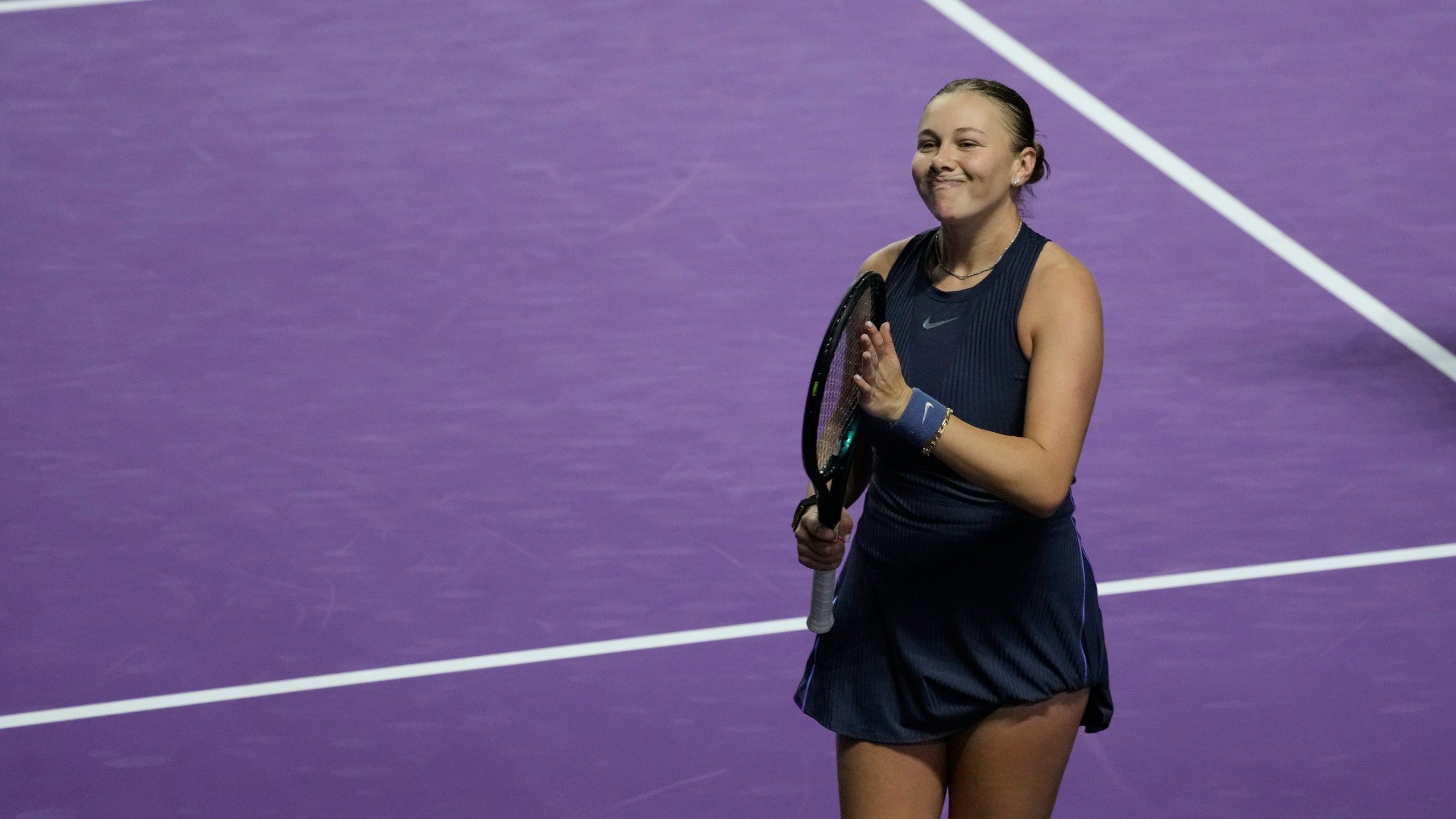 2560x1440 Anisimova beats Swiatek to join Rybakina in last four at WTA Finals