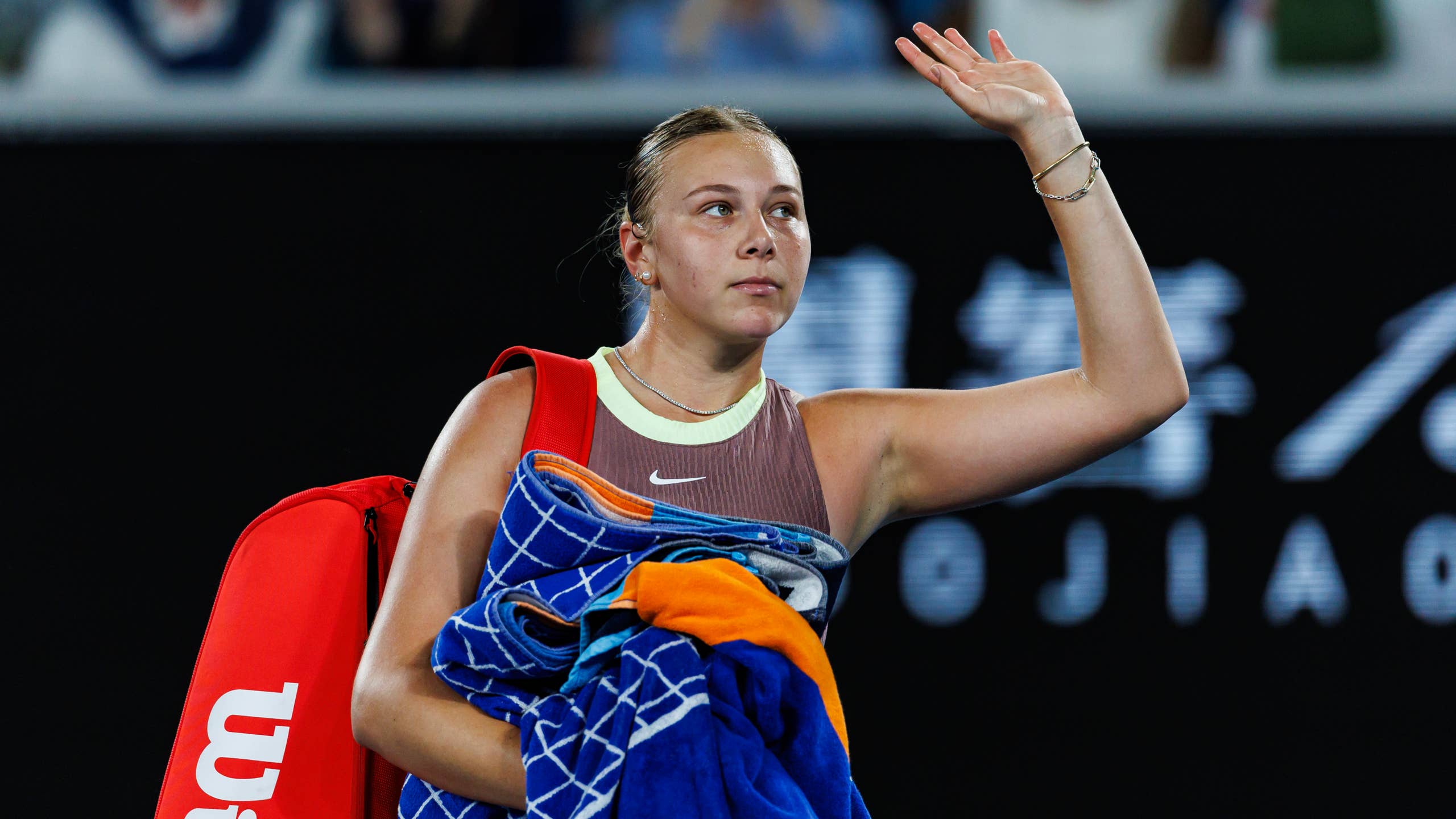 2560x1440 Tennis Star Amanda Anisimova Causes Fan Frenzy With Thanksgiving Outfit