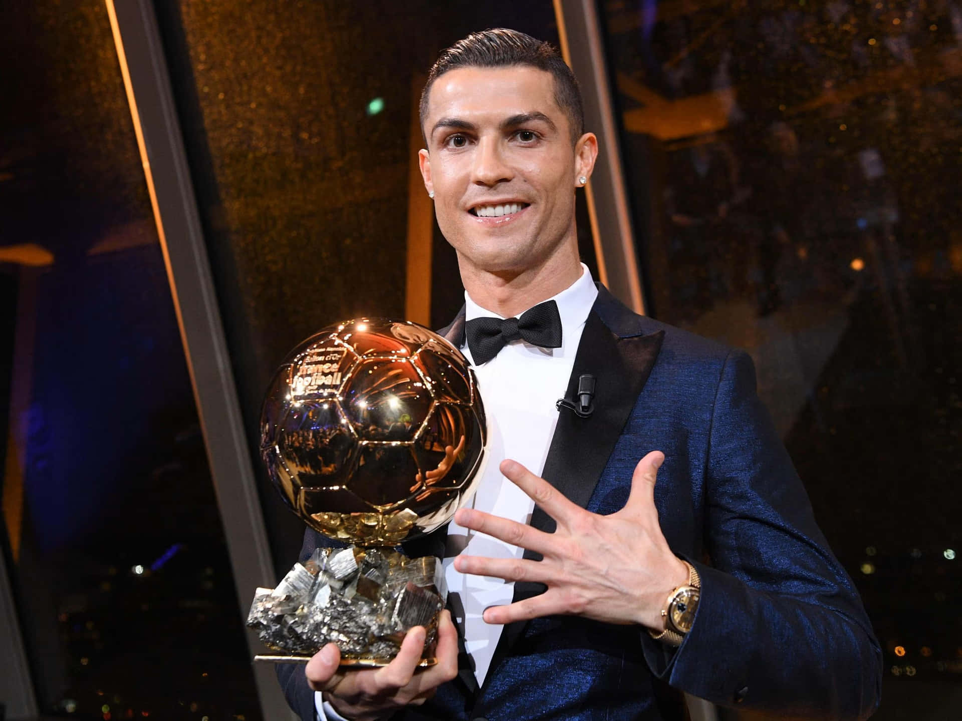 1920x1440 Download Cristiano Ronaldo With Golden Ball Award Wallpaper