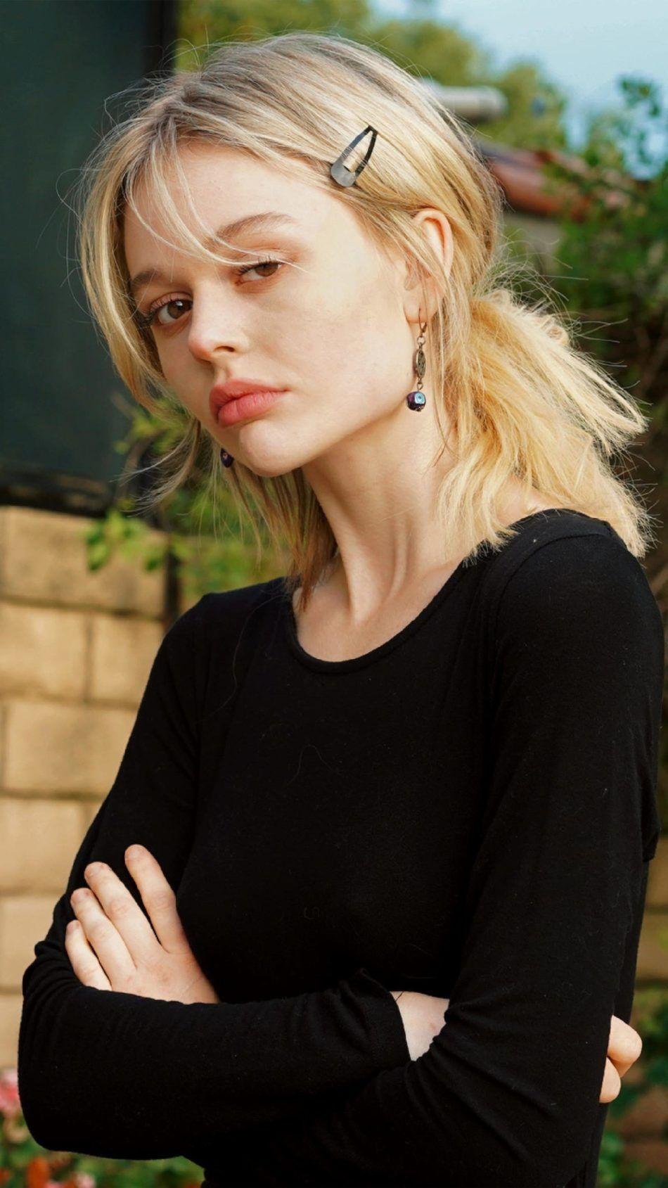 950x1689 Emily Alyn Lind 2020 4K Ultra HD Mobile Wallpaper
