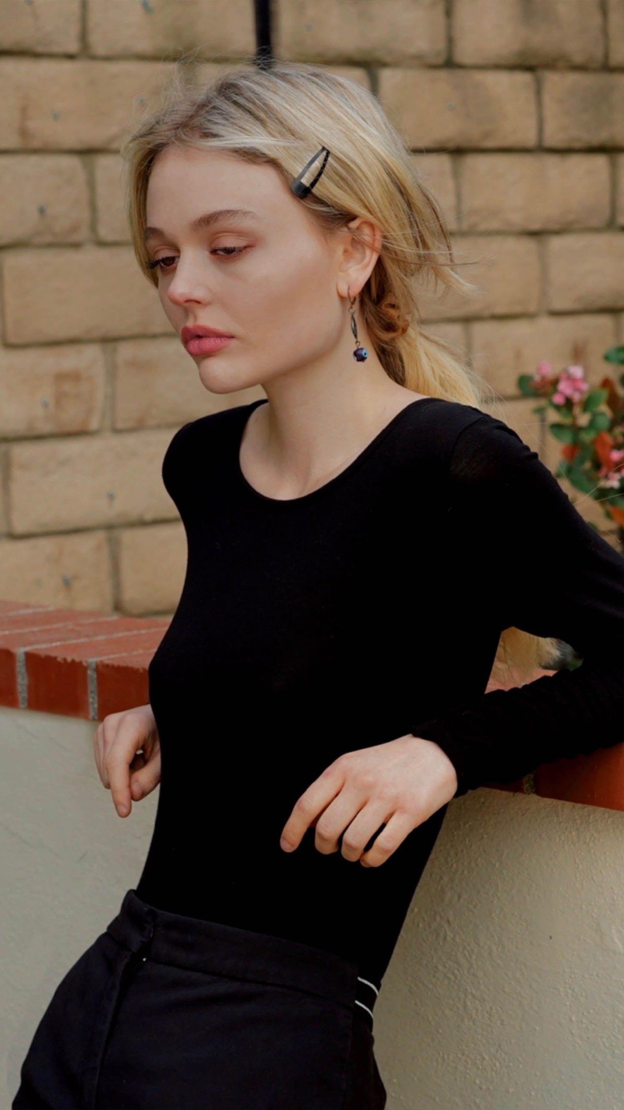 2160x3840 Actress Emily Alyn Lind 4K Ultra HD Mobile Wallpaper
