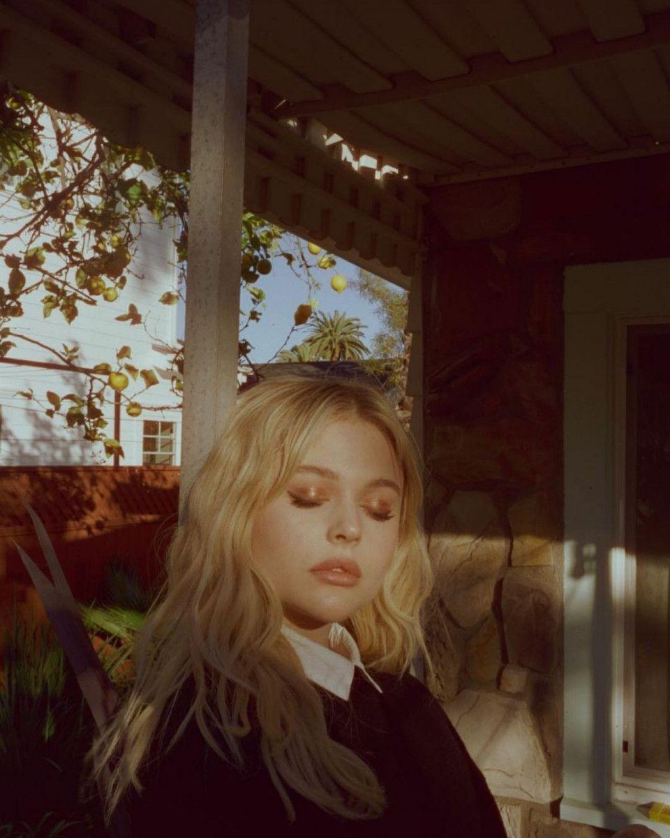960x1200 Emily Alyn Lind wallpaper