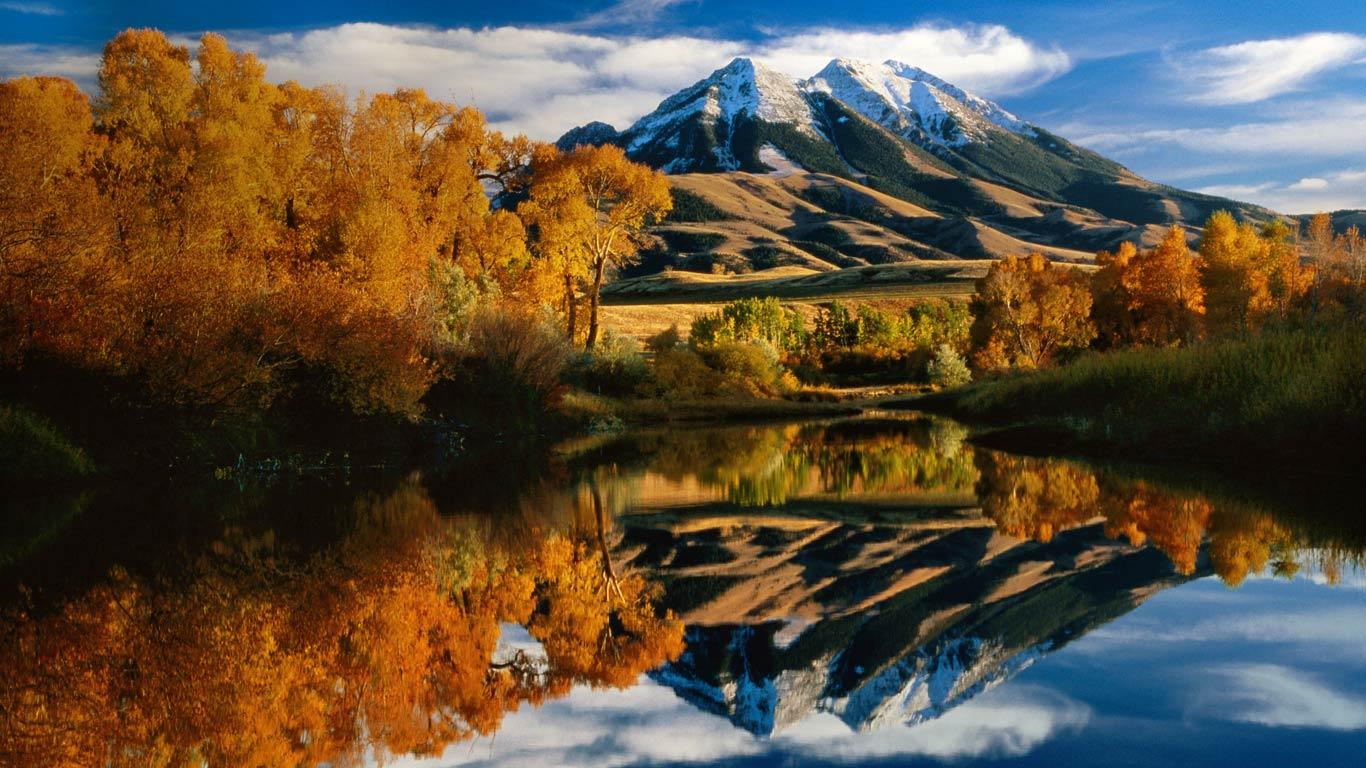 1366x768 Autumn colors and Emigrant Peak, Paradise Valley, Montana wallpaper