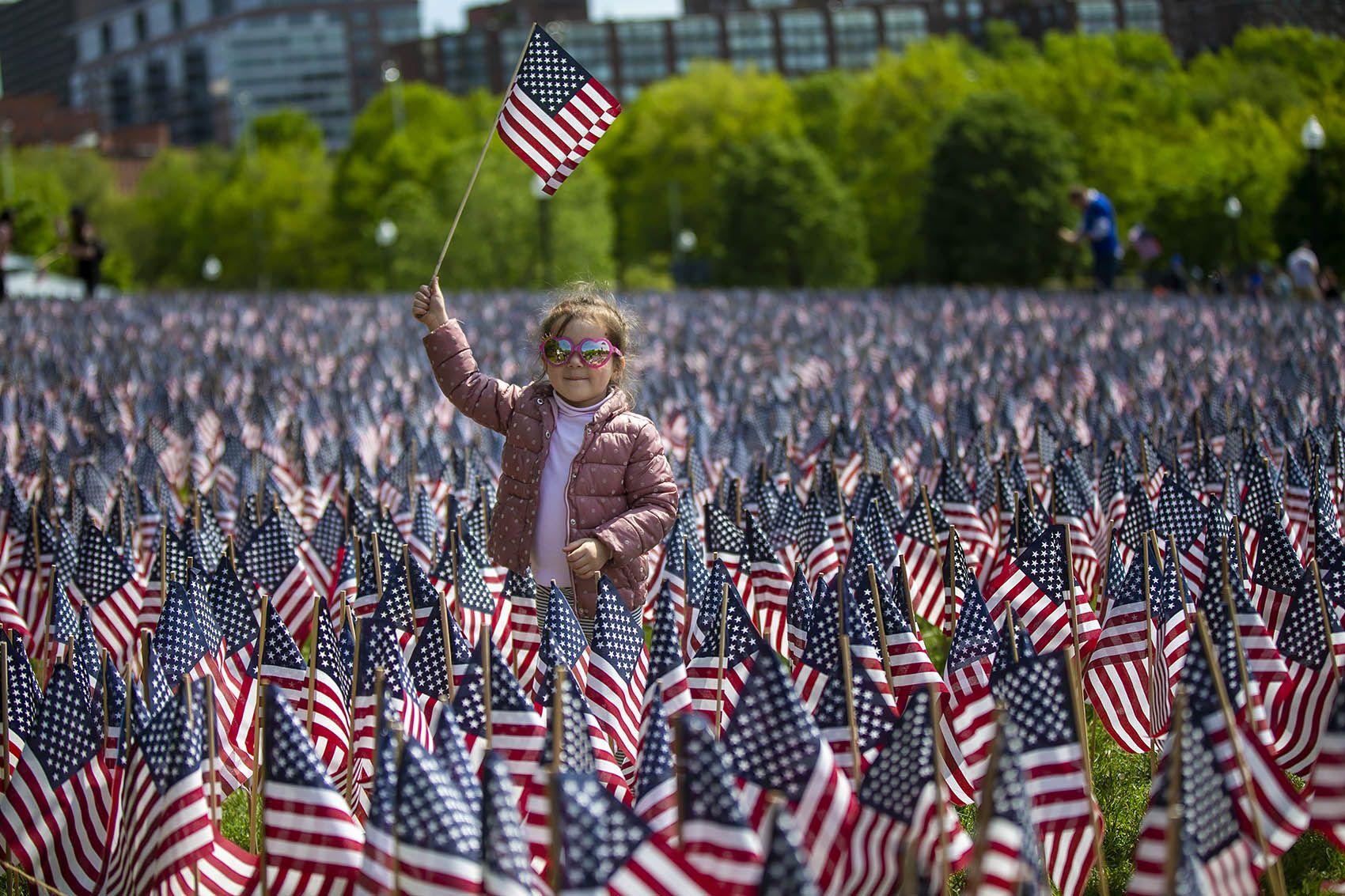 Flags up. Американский флаг из людей. 23 Февраля в США И Великобритании. Выступления американцев; природа. 14 Июня день американского флага.