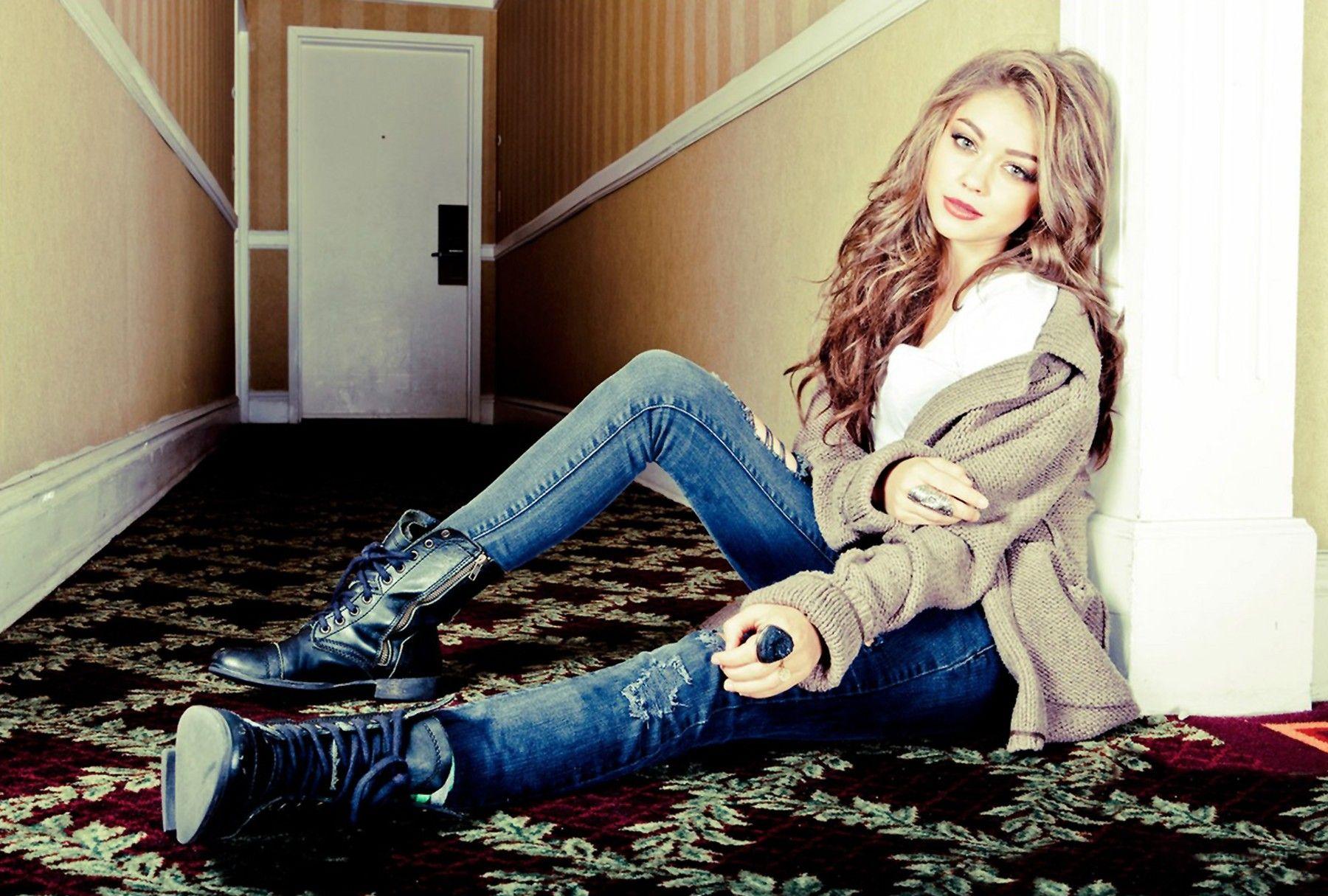 1800x1215 brunettes, women, actress, long hair, celebrity, Sarah Hyland wallpaper
