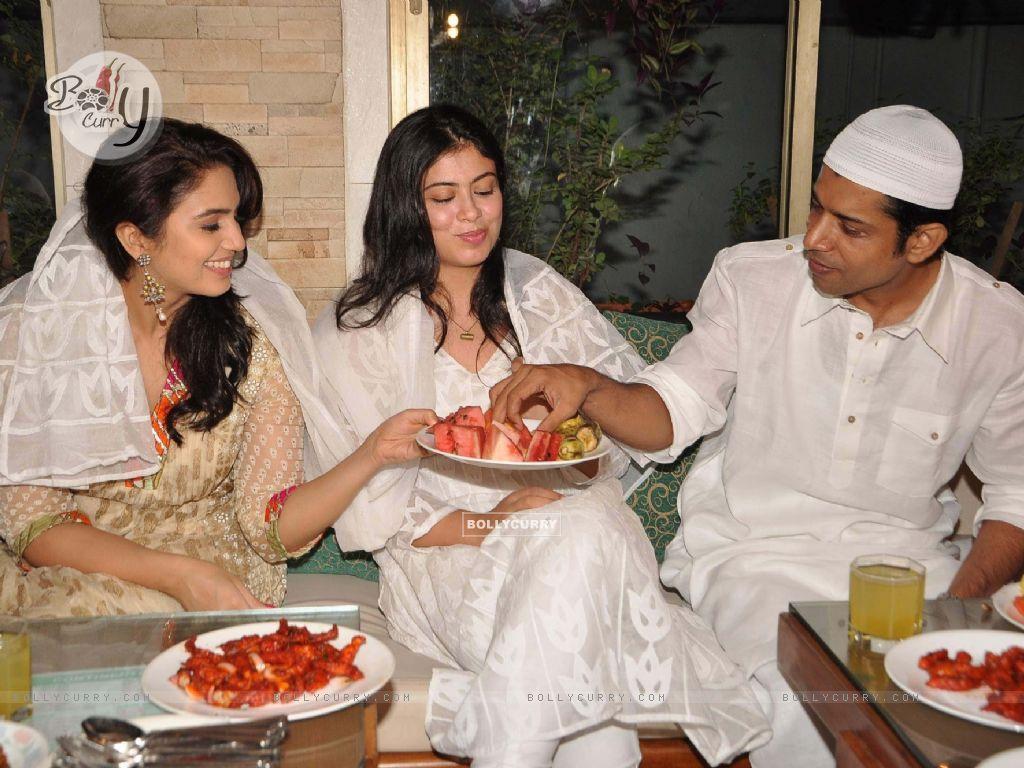 1024x768 Cast Of Gangs Of Wasseypur Party In Bollywood Wallpaper & Background Download