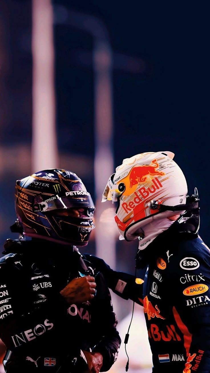 736x1308 Lewis Hamilton & Max Verstappen