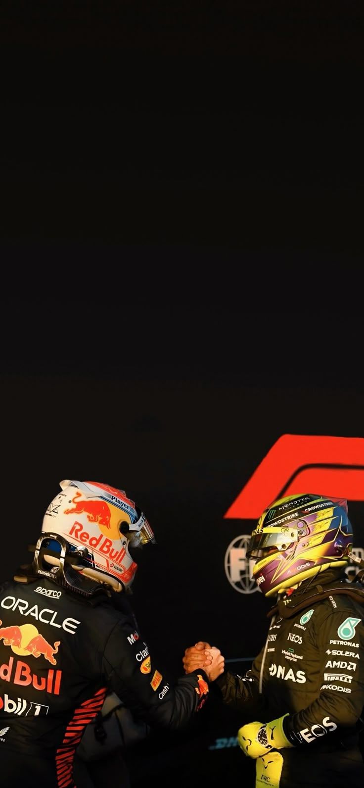 736x1592 Lewis Hamilton and Max Verstappen