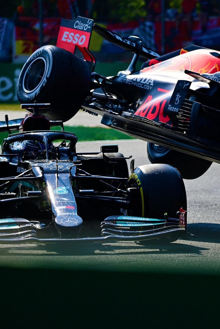 736x1103 Lewis Hamilton & Max Verstappen crash at Monza, 2021 Italian GP
