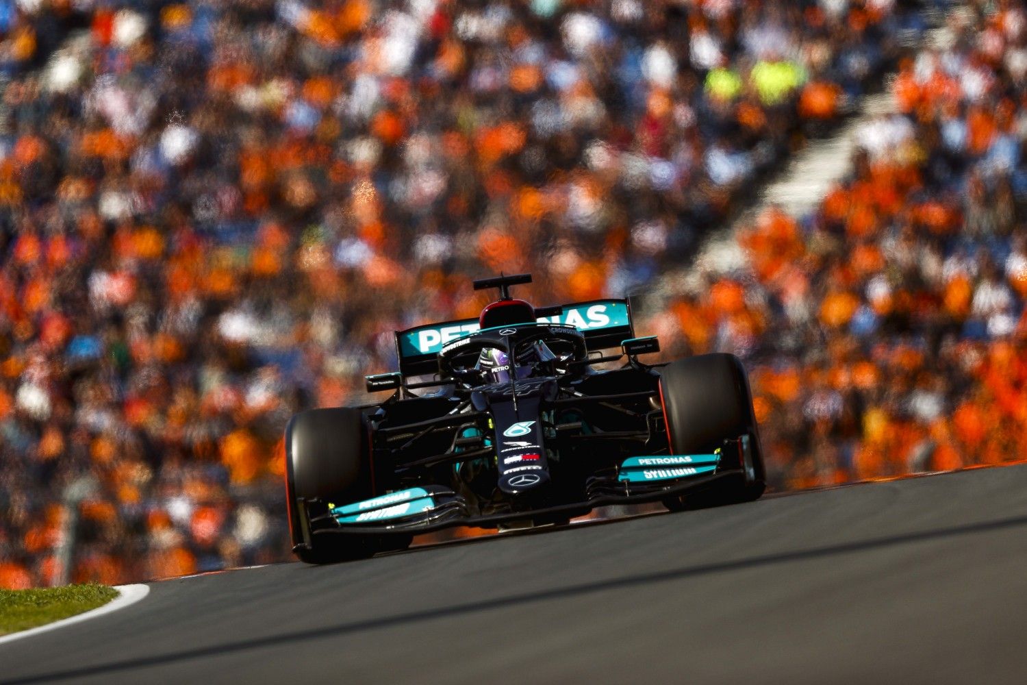 1500x1000 F1: Verstappen defeats Hamilton to win Dutch GP, fans go wild