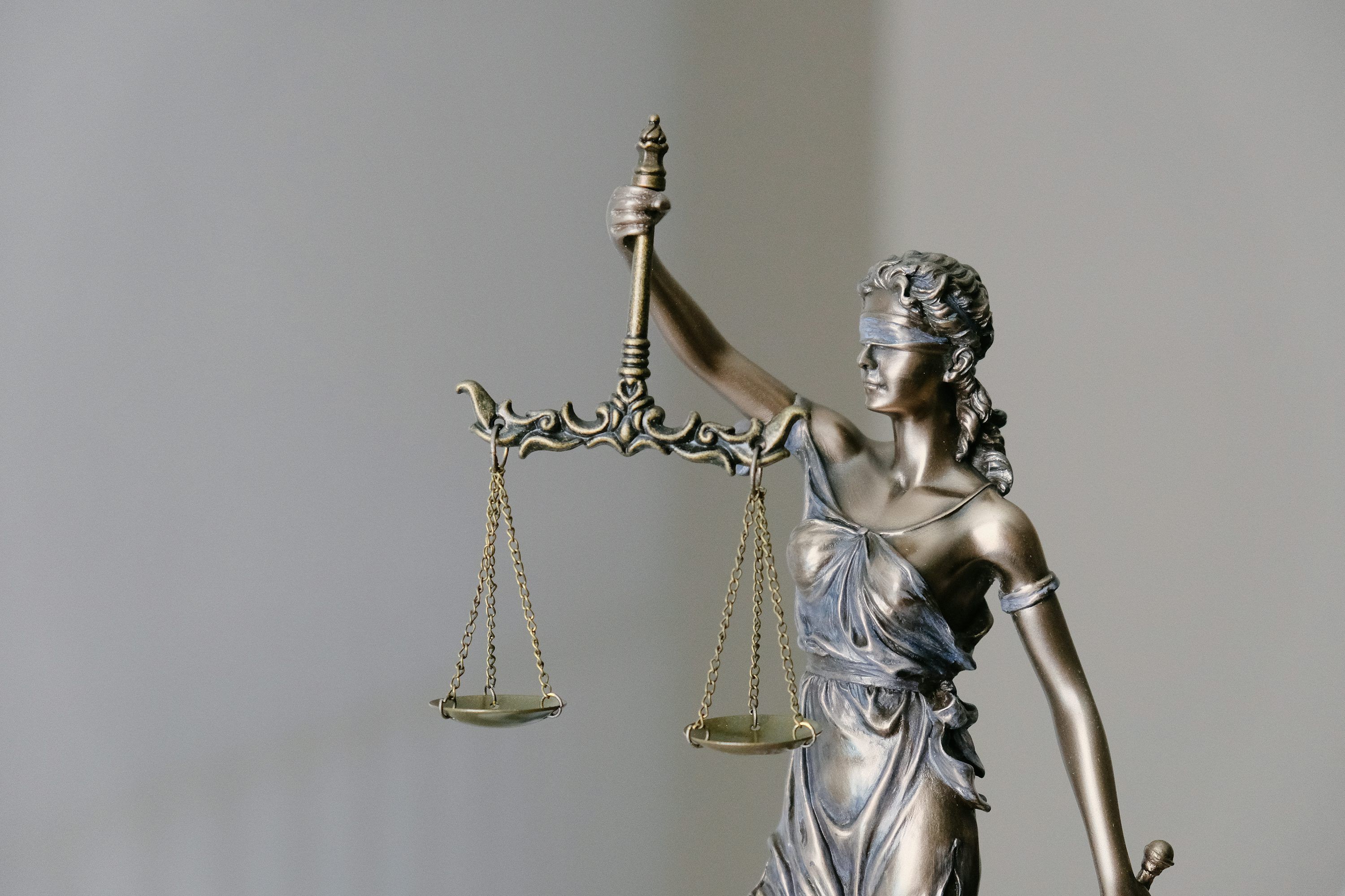 3000x2000 Lady justice statue with scales and sword