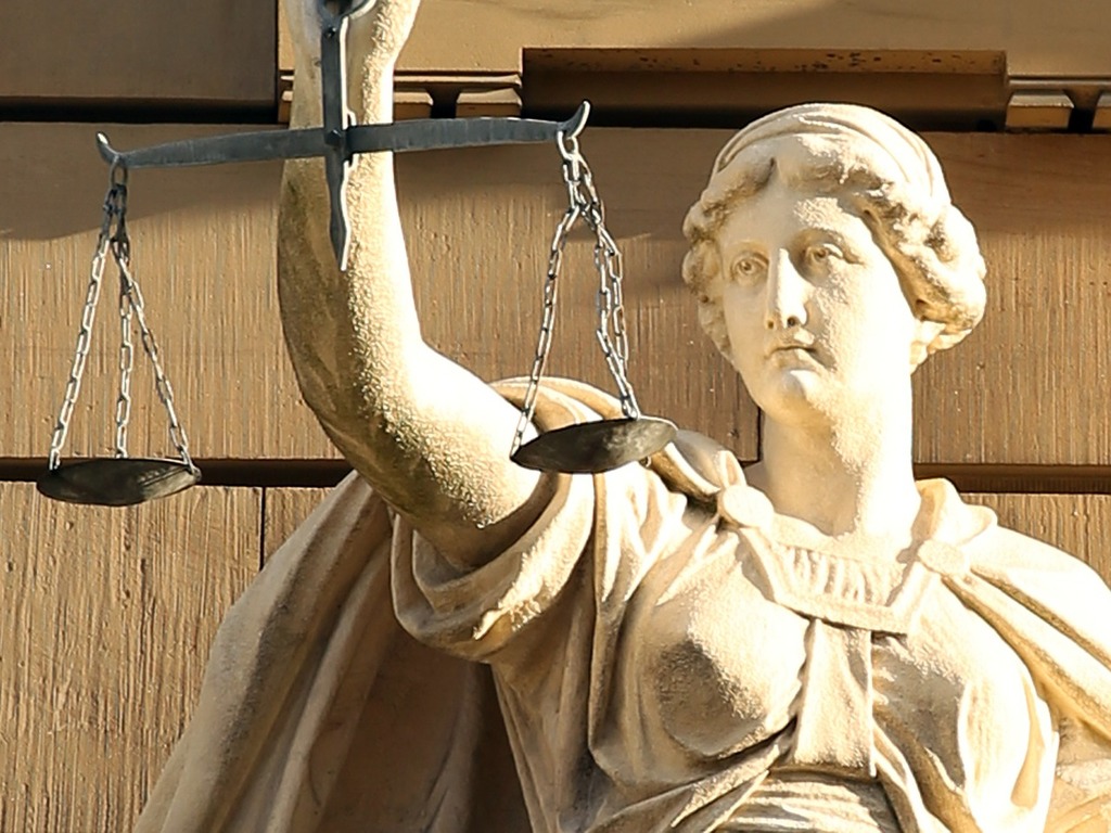 1024x768 A statue of a lady holding a scale of justice. Justitia