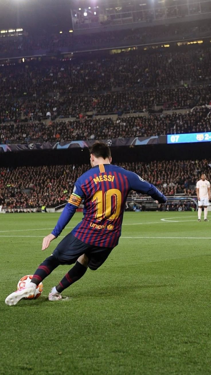 736x1308 Messi 10