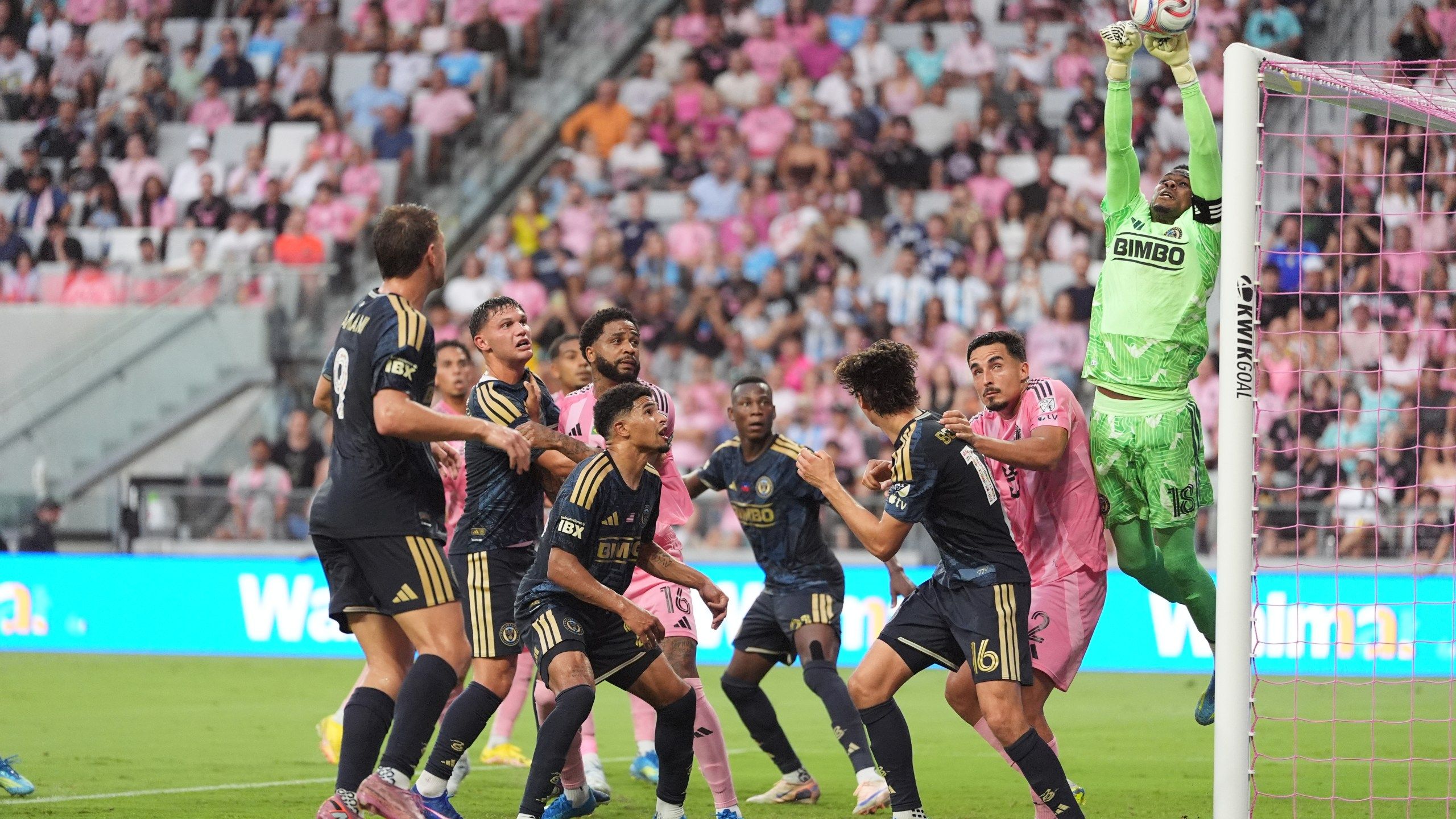 2560x1440 Messi Leaves Midway Through Second Half, Grabs At Leg, Inter Miami Rallies Past Union 6 4