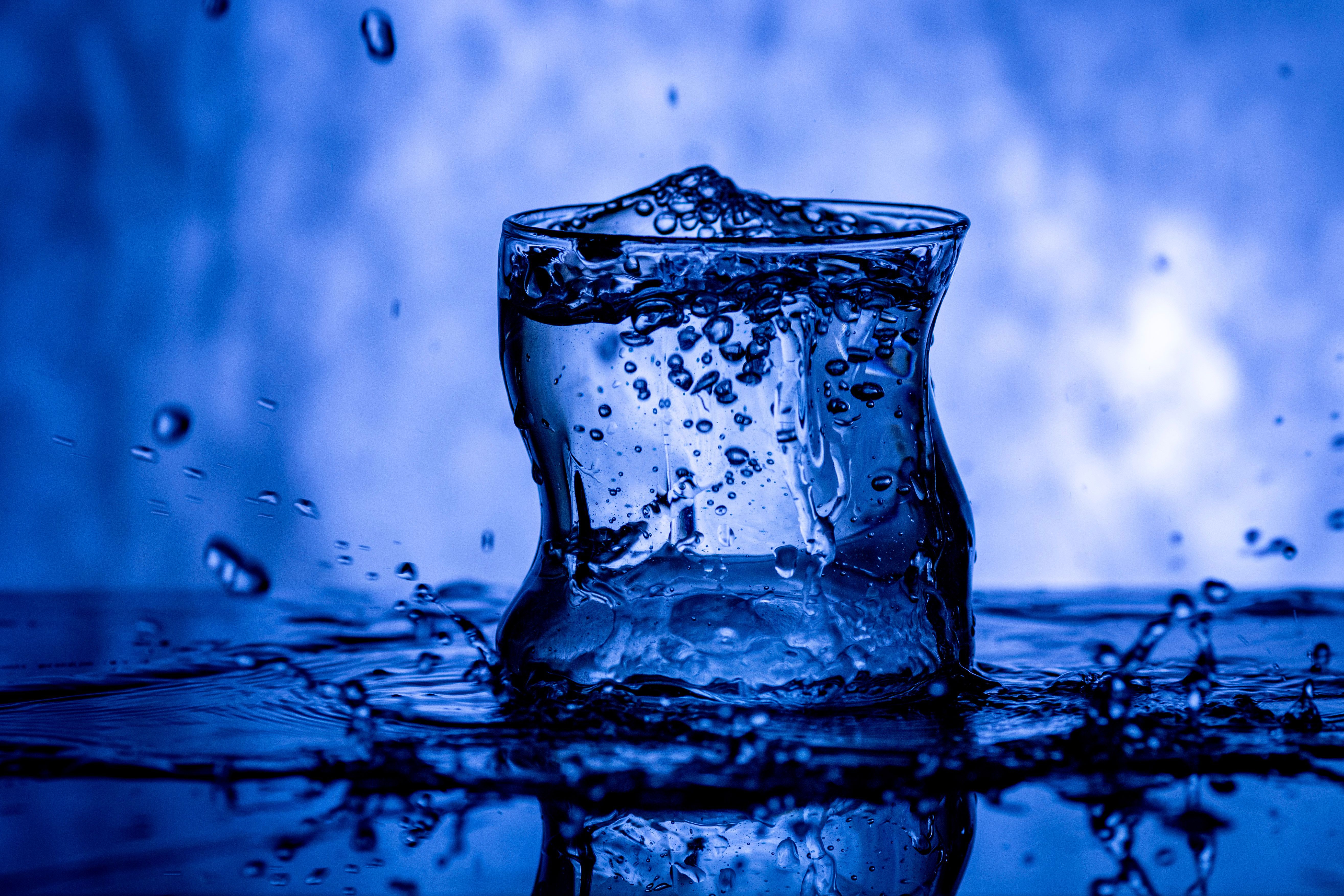 5259x3506 Fluid Pouring in Pint Glass · Free