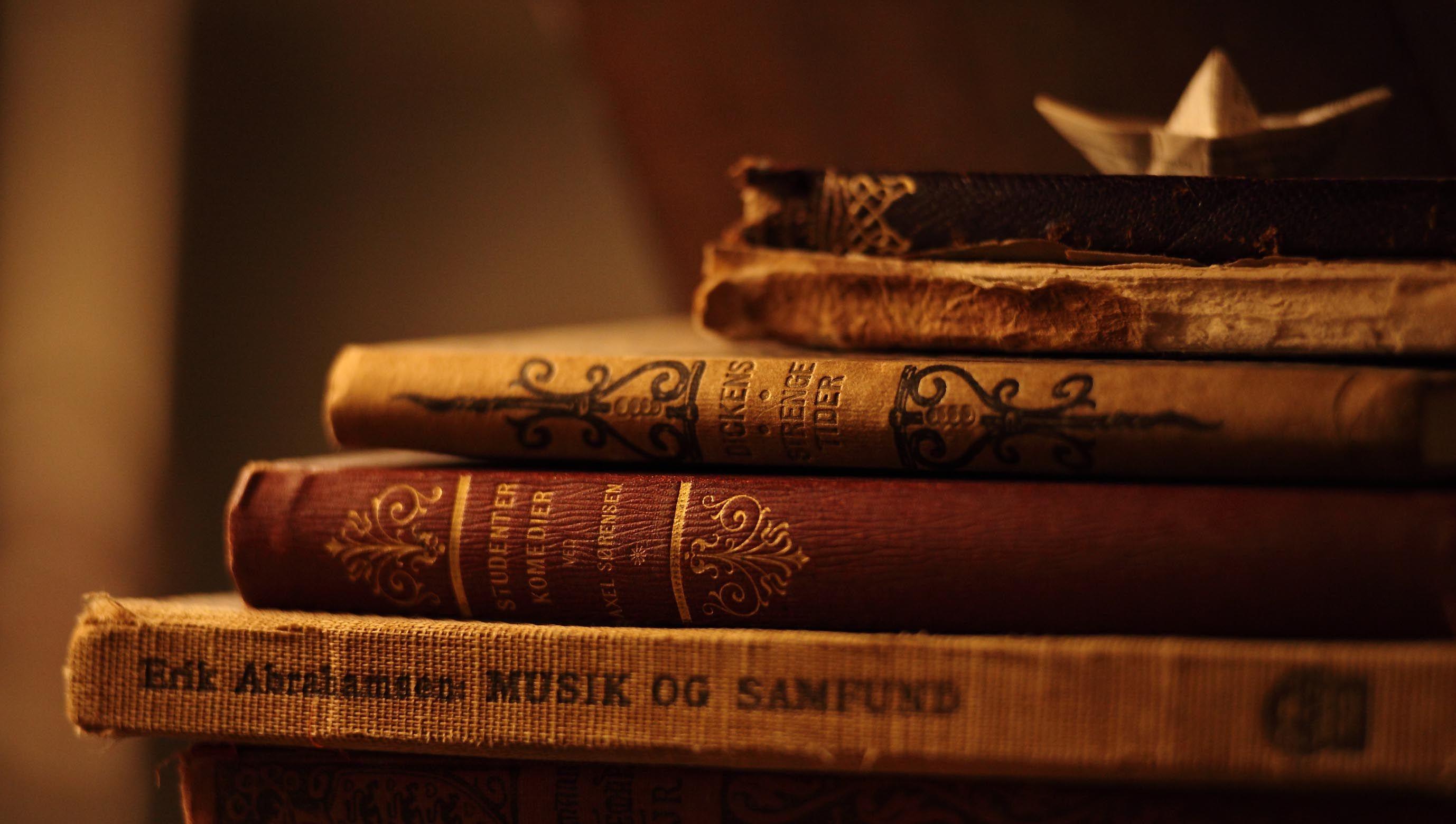 2756x1560 Old Books Wallpaper