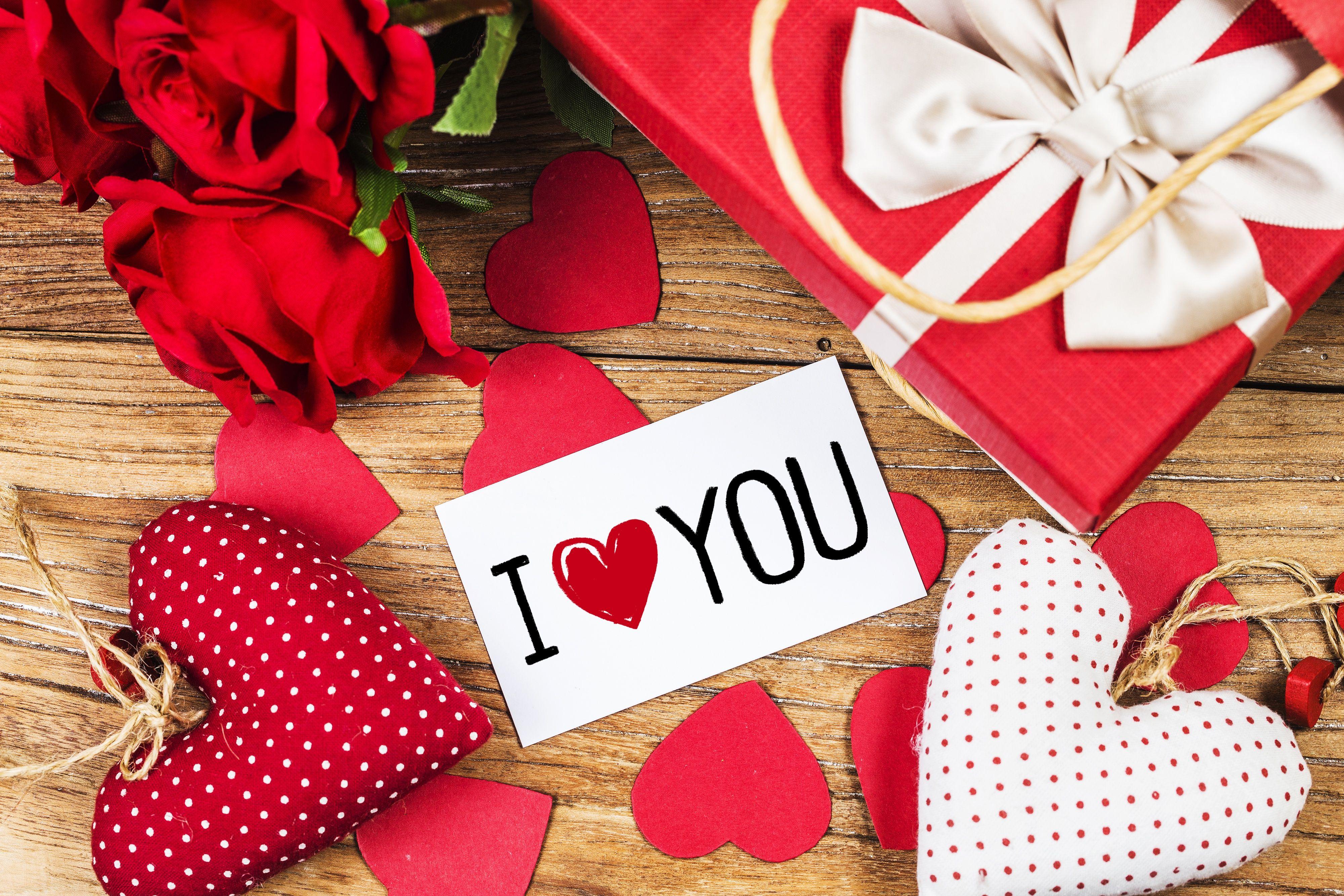 4000x2667 Hearts, flowers and a gift on the table with a note Desktop wallpaper 1366x768