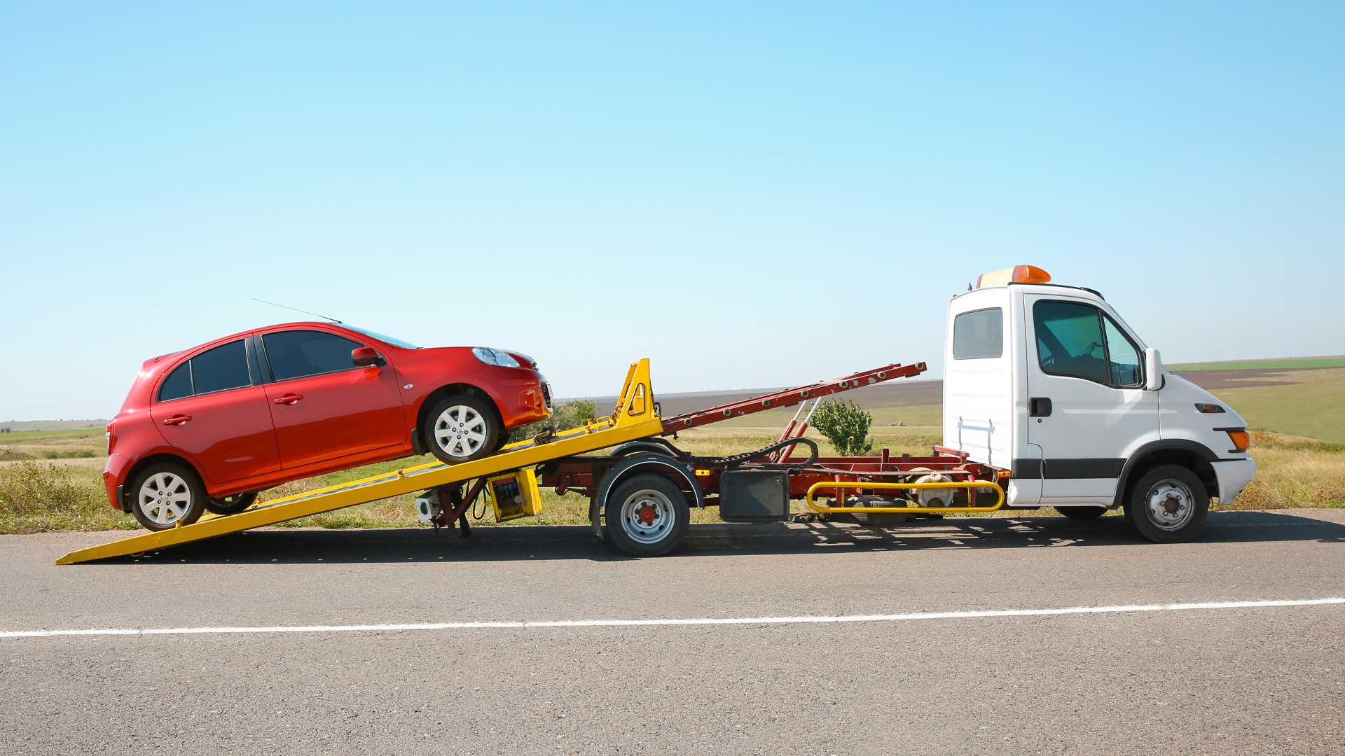 1920x1080 Tow truck with broken car on country road