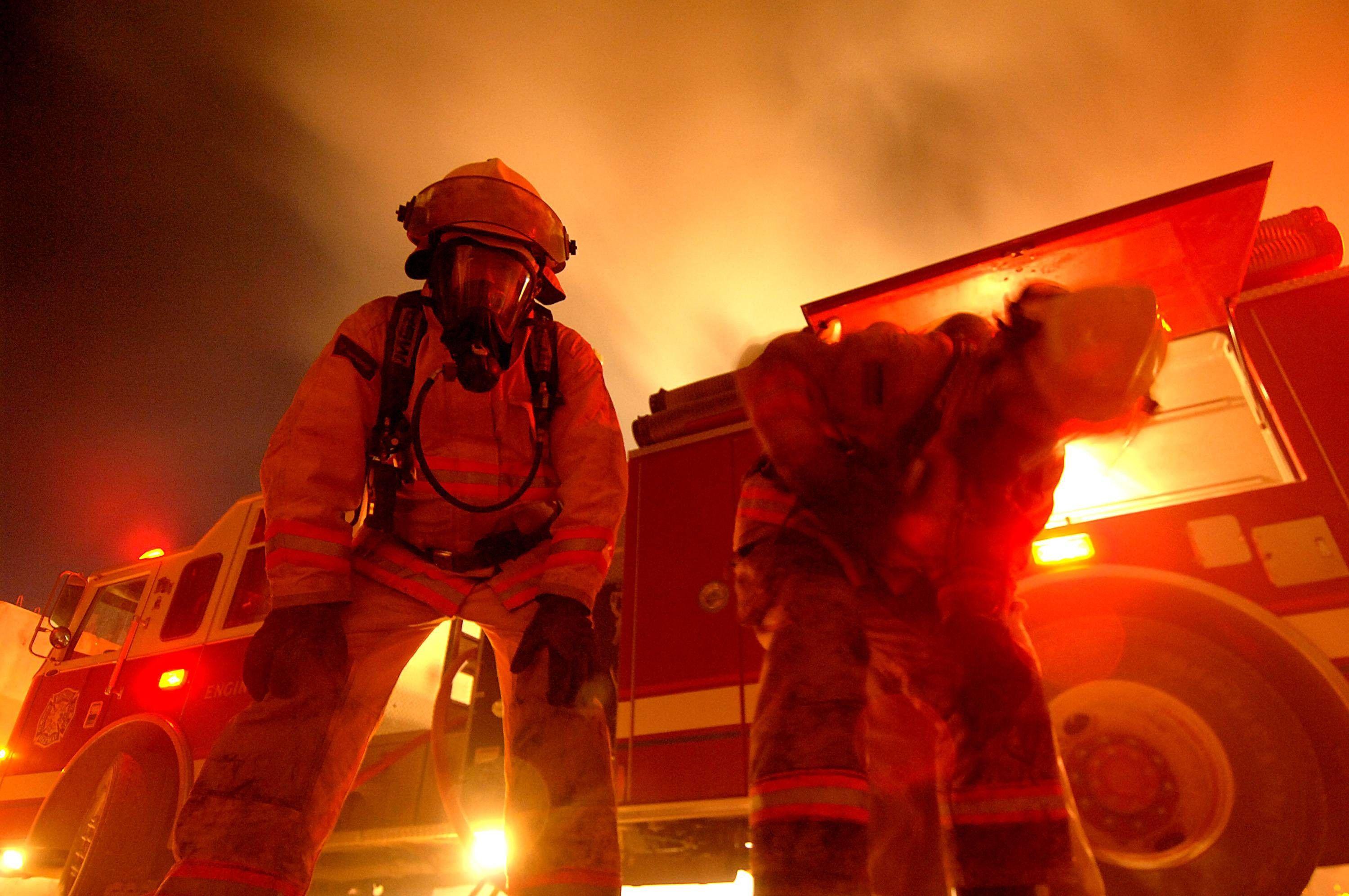 3000x1993 HD Firefighter